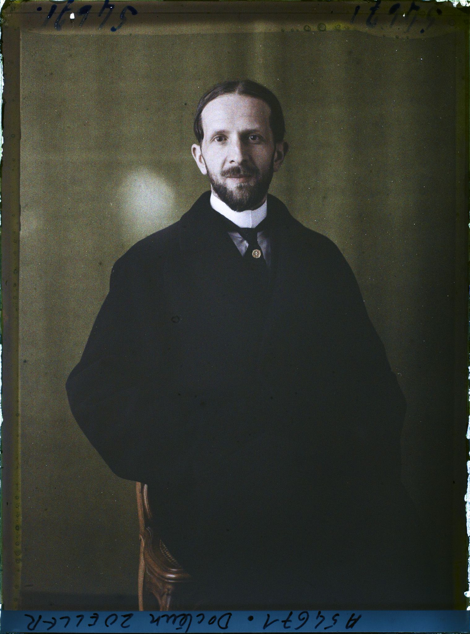 Image représentant https://musee-albert-kahn.s-museum.fr/home/NWQ2OTAwYzNmYjZlZTk1ZWQwODJmMjY4L2dlbmVyaWMtbm90aWNlLXRhYi9hdXRob3JpdHkvNjE3YTc5ZjVjZjhiODk2OGIzMzM3ZDIx/5d6900c3fb6ee95ed082f268/generic-notice-tab/authority/617a79ebcf8b8968b3337ab9 Le Docteur Christian Zoeller