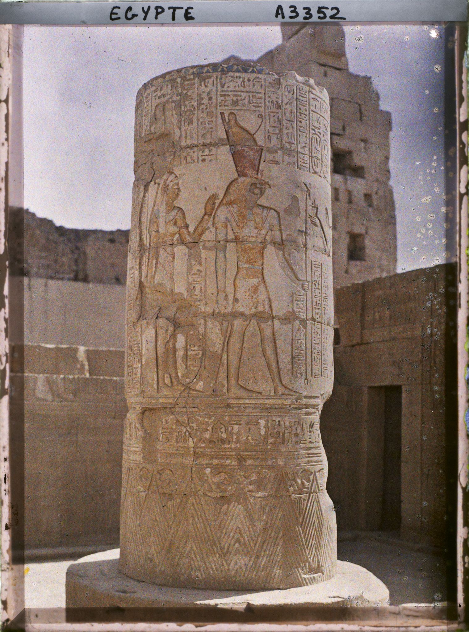 Image représentant Détail d'une colonne du portique d'entrée du temple