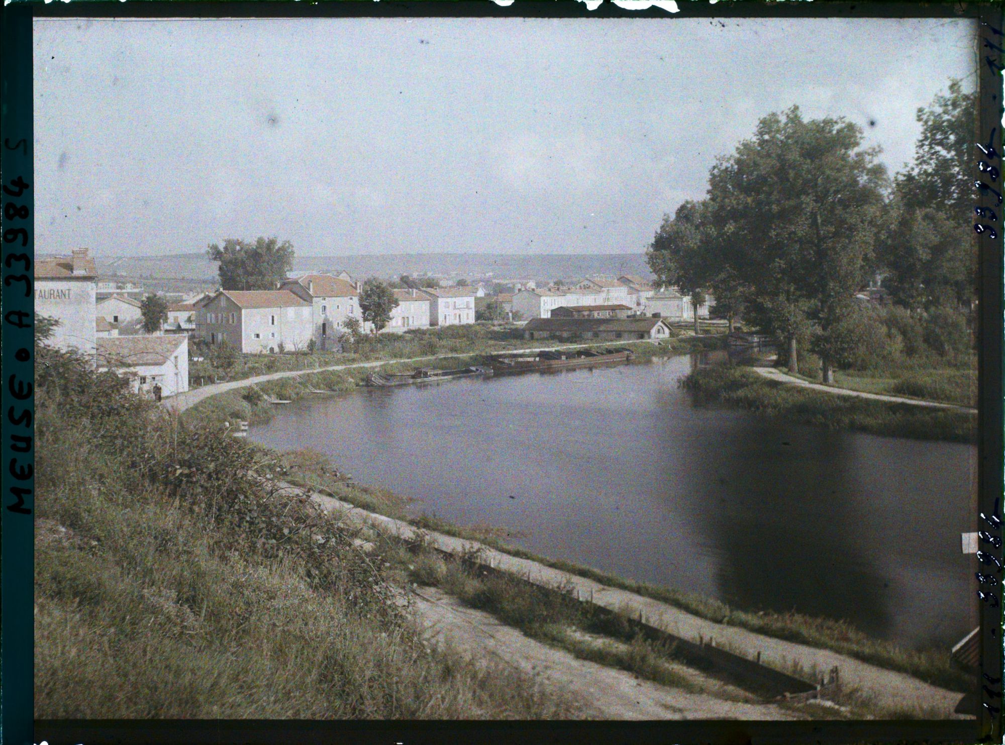 Image représentant France, Verdun, Le Canal de l'Est à son arrivée au faubourg Belleville vu vers Verdun