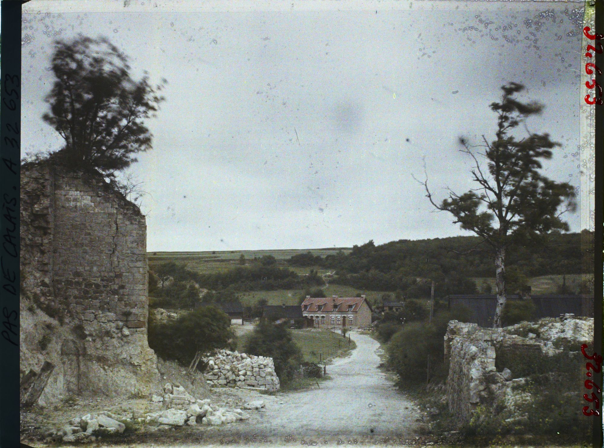 Image représentant France, Carency, Reconstructions Ruines de l'Eglise vers les bois de Carency