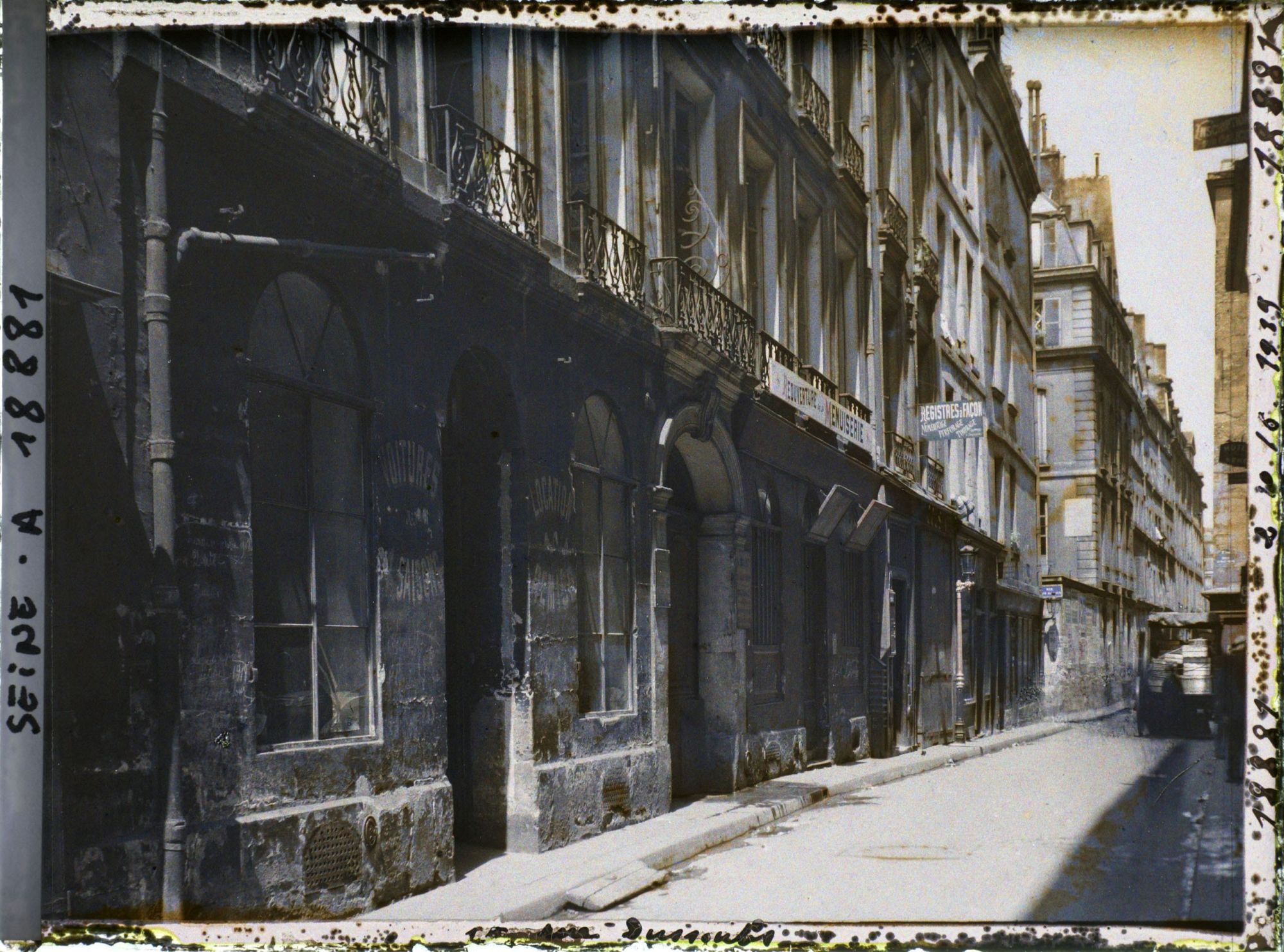 Image représentant La rue Dussoubs (au niveau du n°15 ?), au fond la rue St-Sauveur