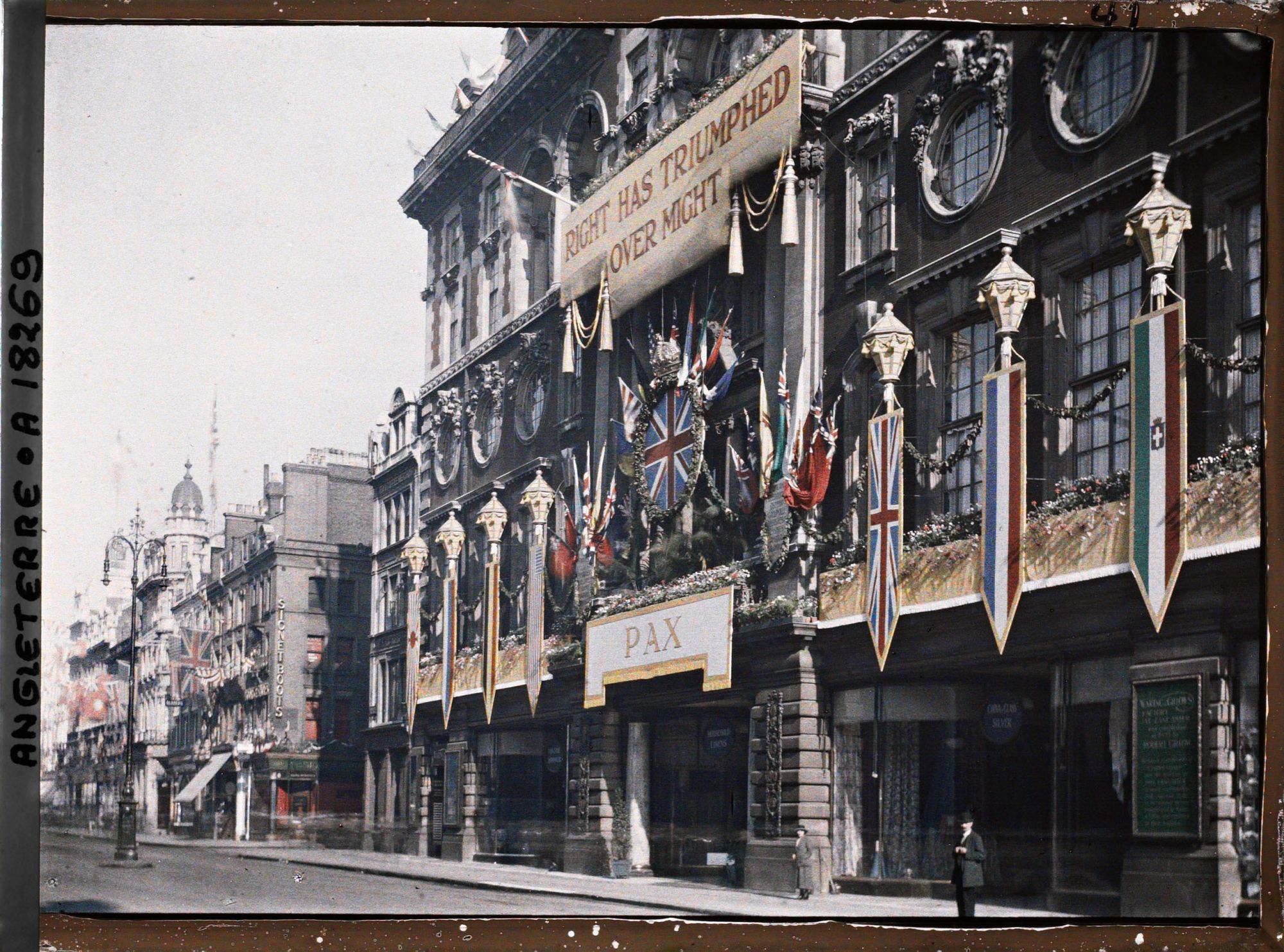 Image représentant La boutique Waring & Gillow décorée sur Oxford street à l'occasion de la commémoration de la Première Guerre Mondiale