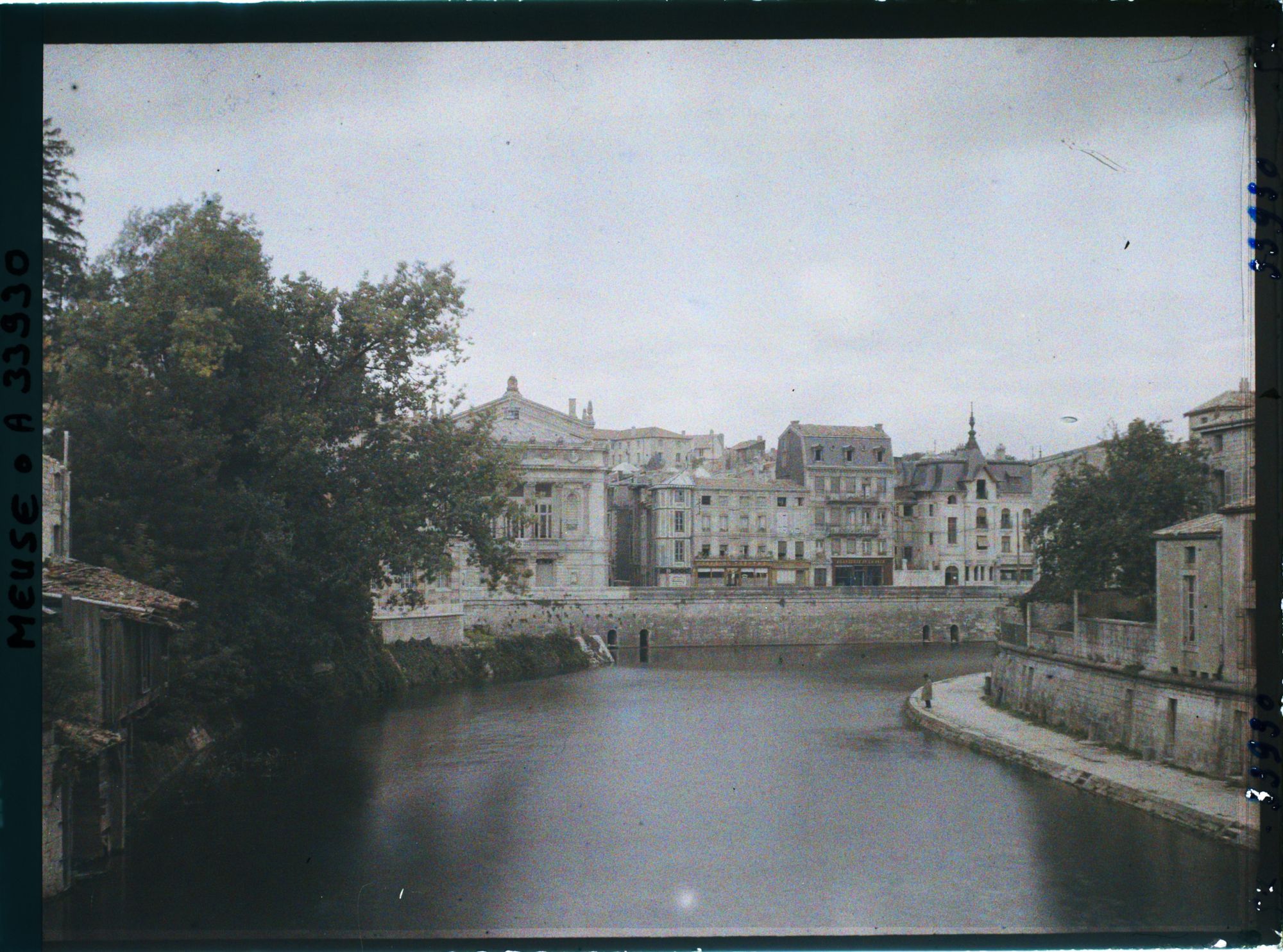Image représentant France, Verdun, La Meuse vue du pont de la Promenade, au fond , à gauche le Théâtre