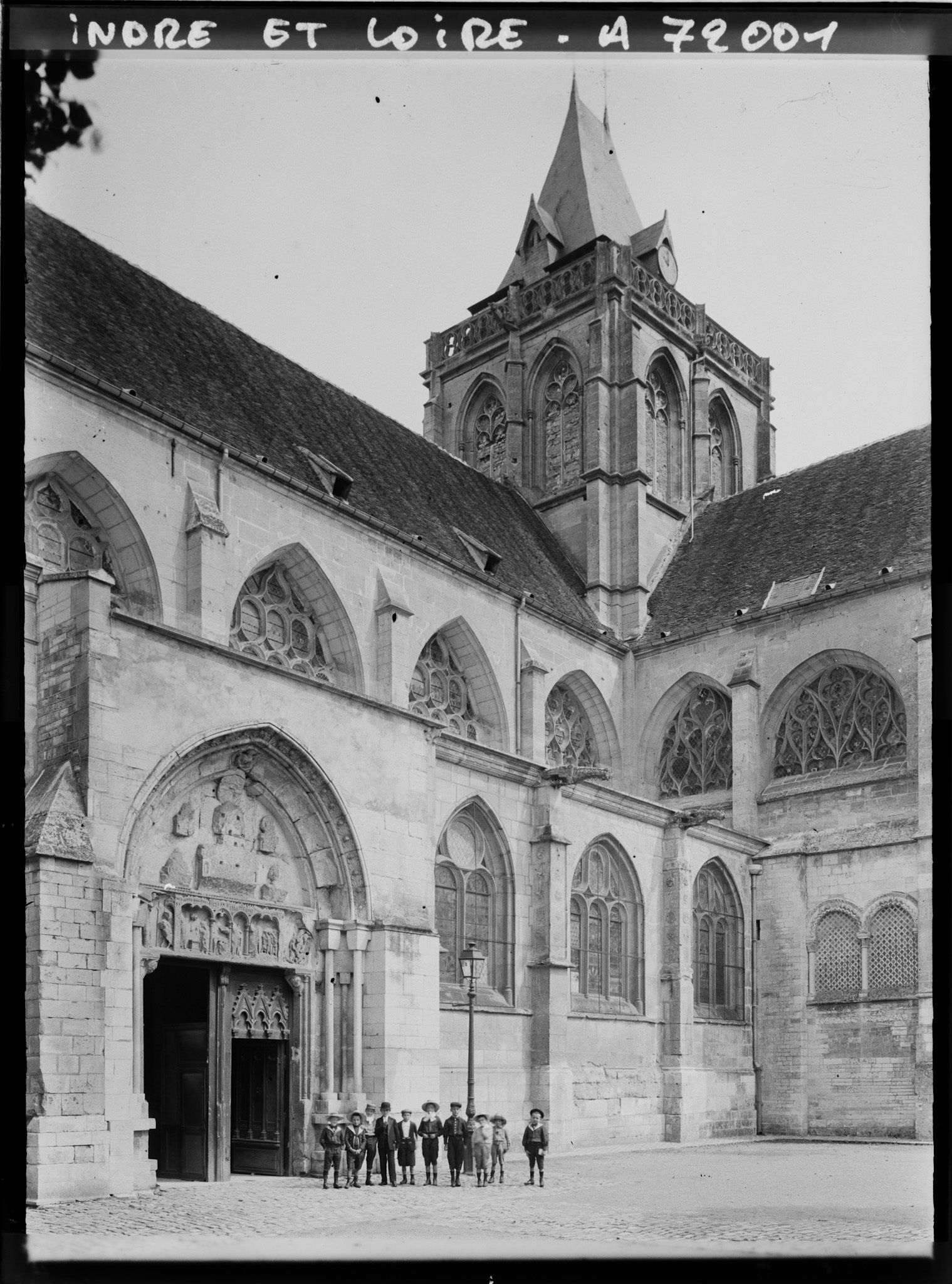 Image représentant Garçonnets en costumes marin dans la cour ?