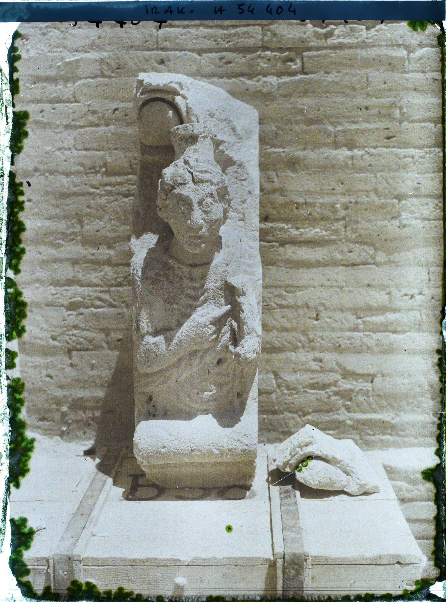 Image représentant Au musée, statue parthe provenant des fouilles du site d'Hatra (II ou IIIe siècle après J.-C.)