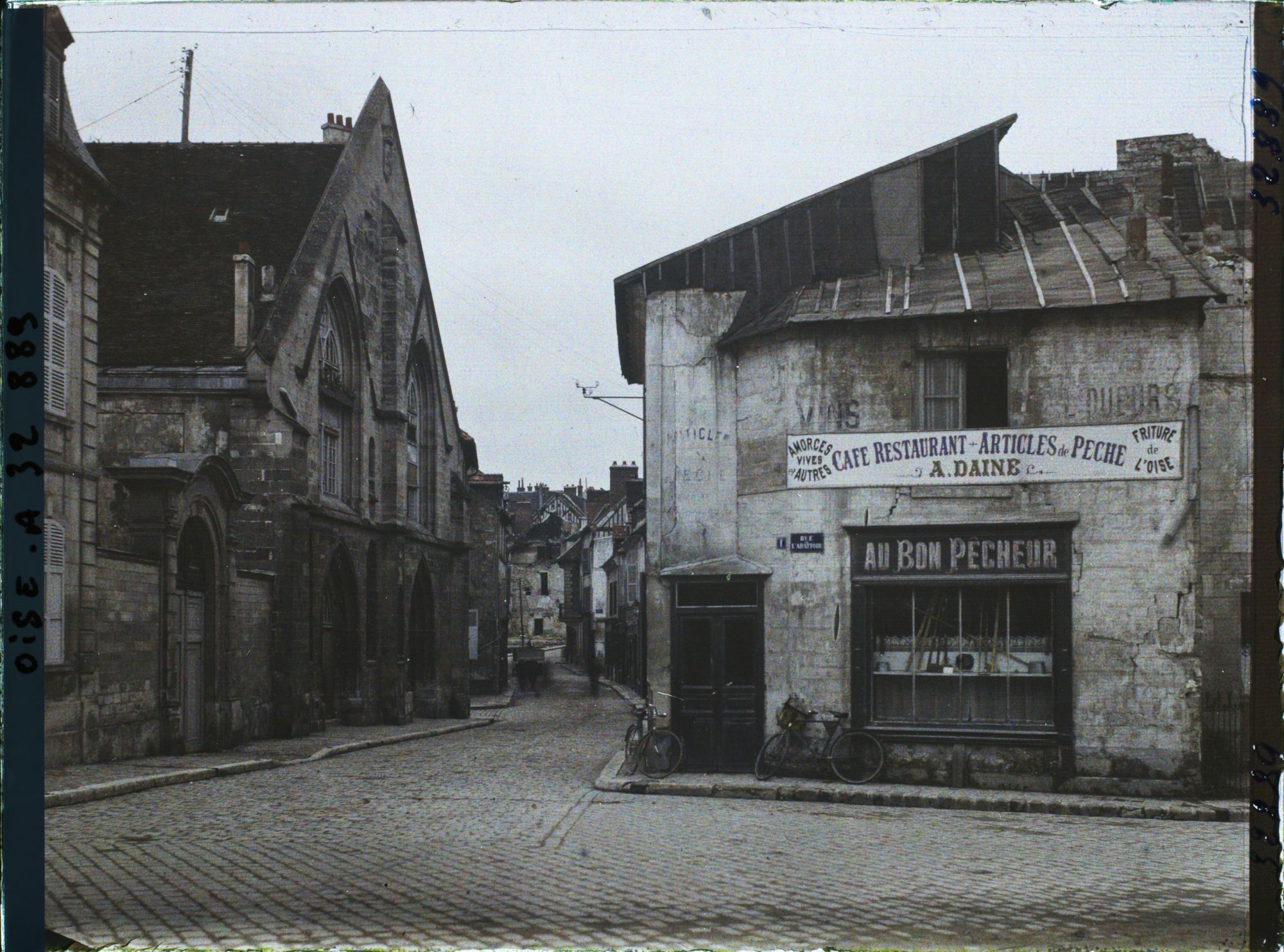 Image représentant France, Compiègne, Ancien Hôtel Dieu et entrée de la rue Jeanne d'Arc