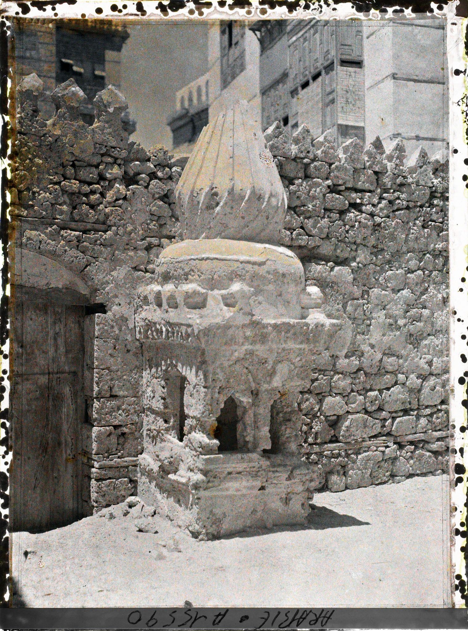 Image représentant Ancienne fontaine publique en pierre