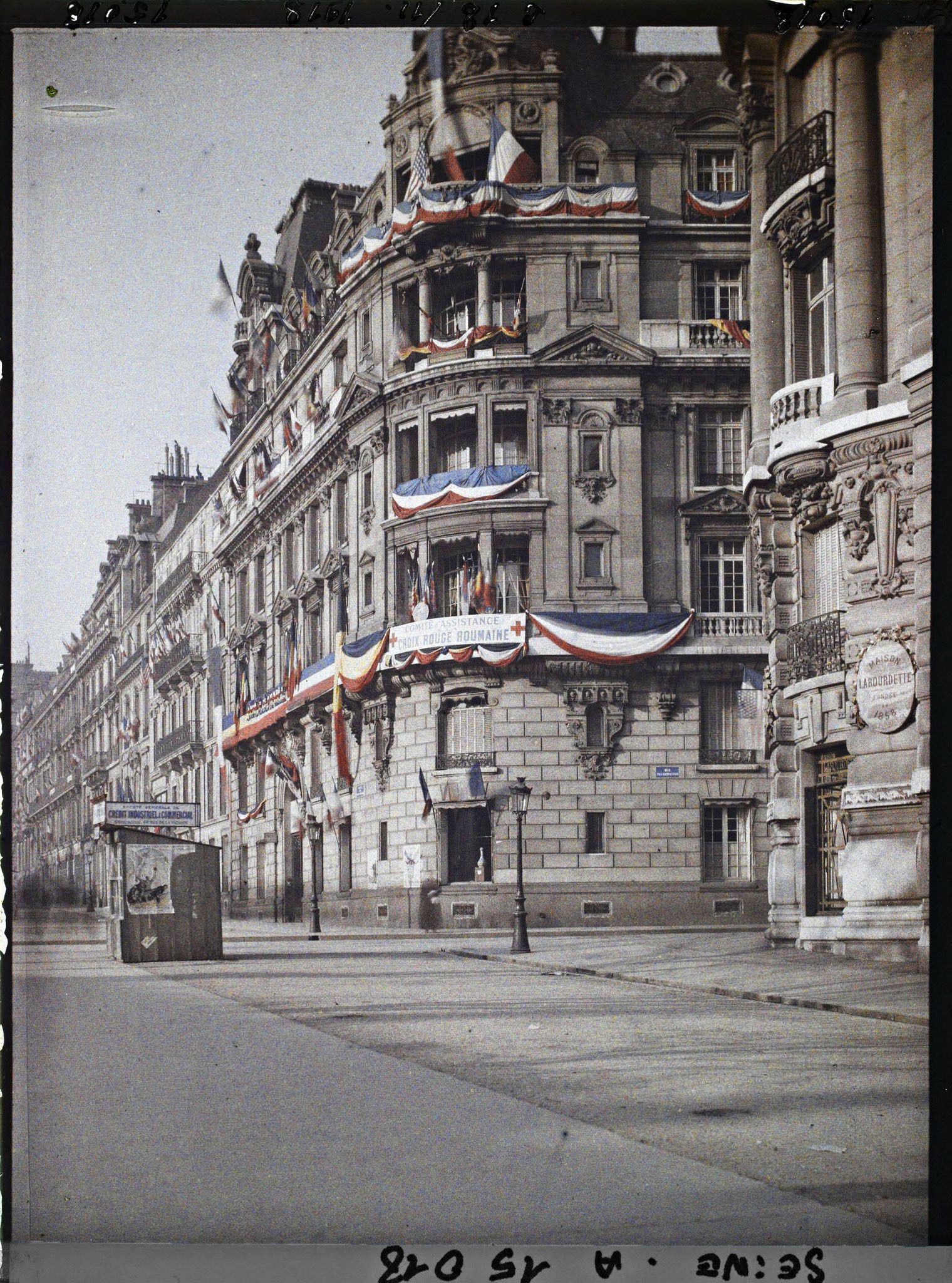 Image représentant Baraque de l'emprunt et pavoisements au 114 avenue des Champs-Elysées (Œuvre des prisonniers de guerre monténégrins et Comité d'assistance à la croix rouge roumaine), à l'angle de la rue Washington