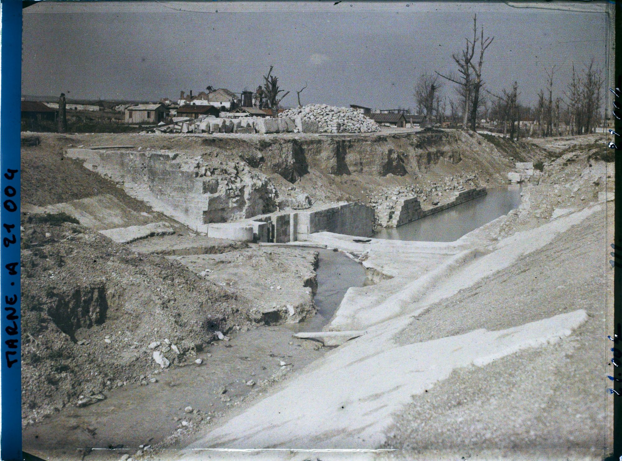 Image représentant France, Loivre, Ecluse "  des Fontaines "   s/ le Canal