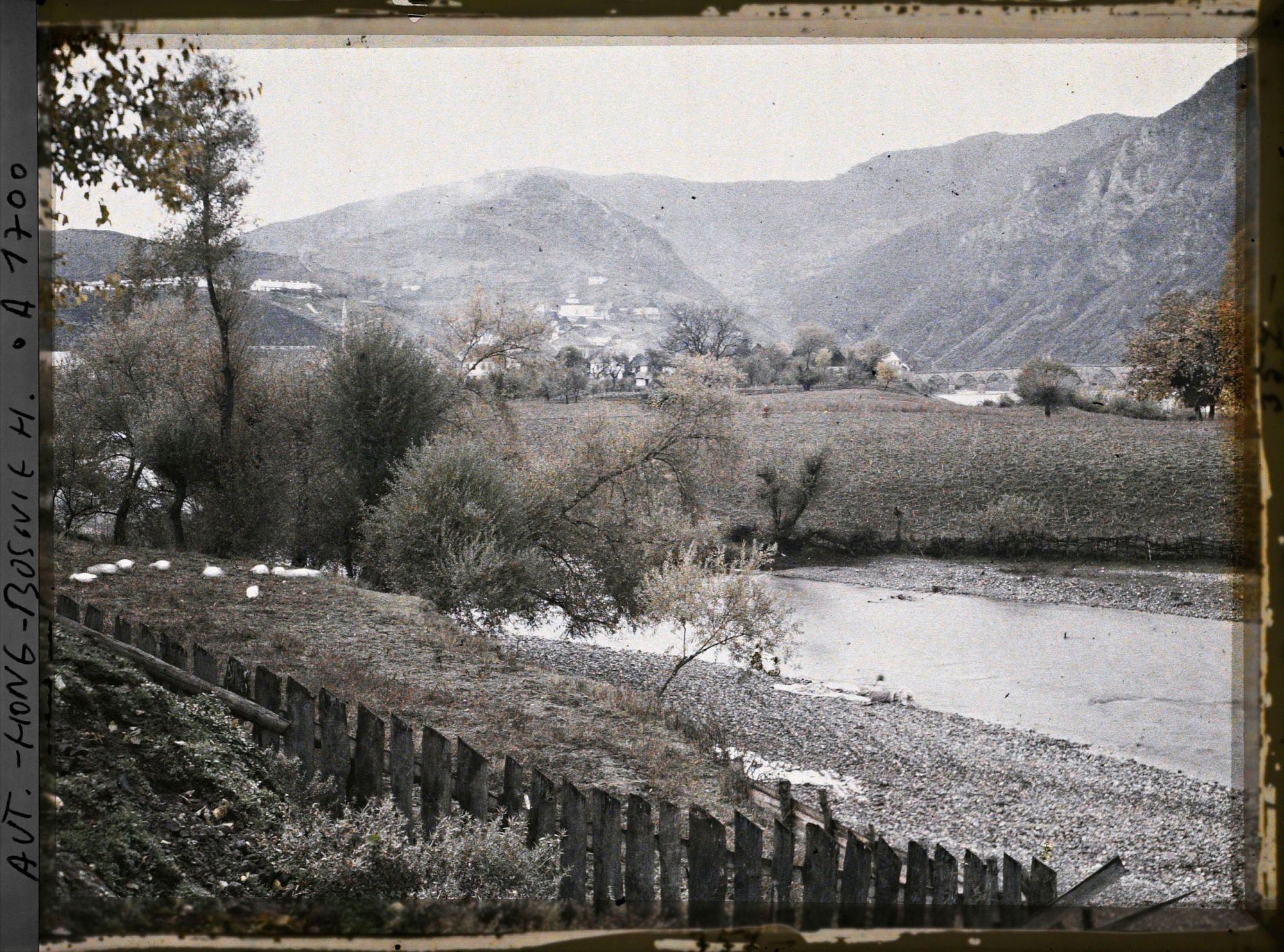 Image représentant Vue d'ensemble: le pont à droite, la Drina au milieu