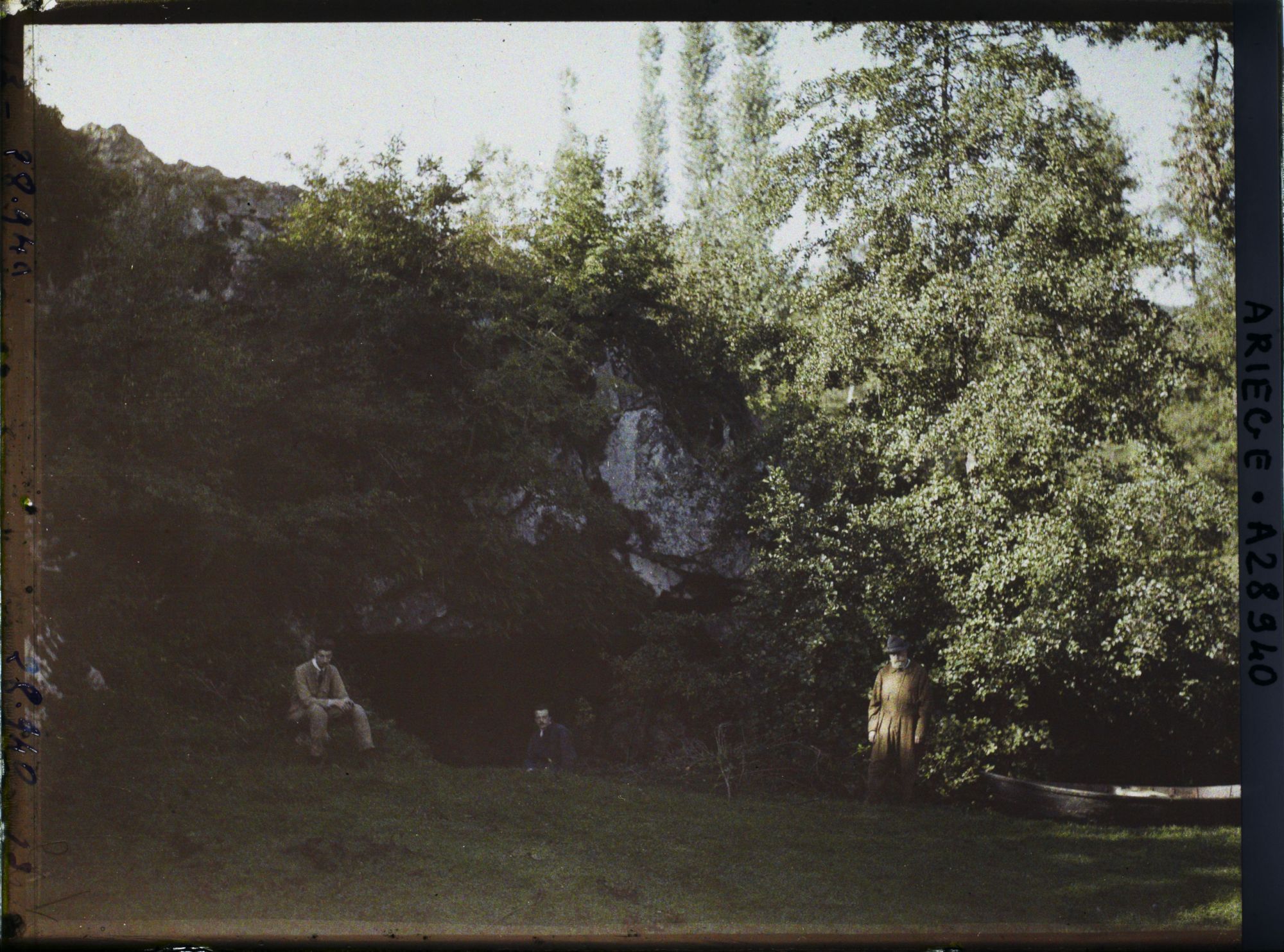 Image représentant L'entrée de la grotte du Tuc d'Audoubert avec le comte Bégouën et deux de ses fils