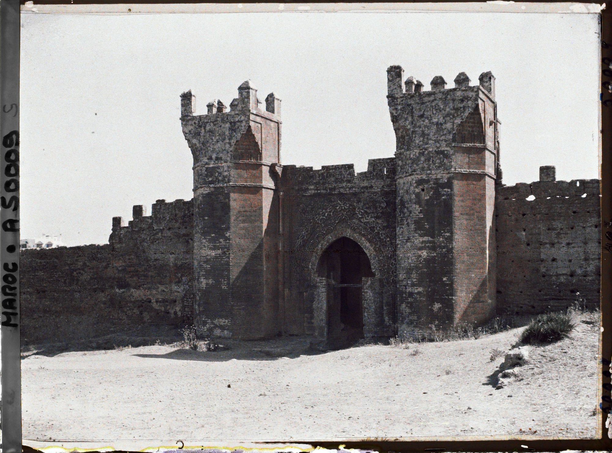 Image représentant La porte de la nécropole de Chella, sanctuaire des sultans mérinides