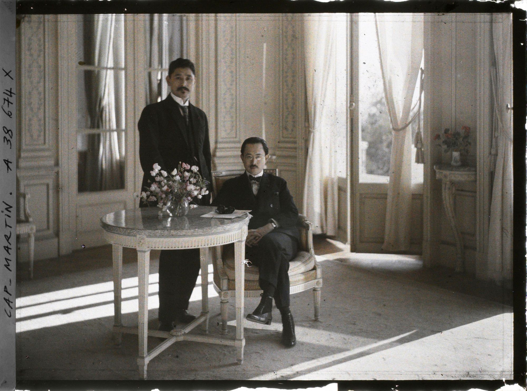Image représentant Le prince Kitashirakawa et le prince Ichijo, invités par Albert Kahn dans un salon de sa villa