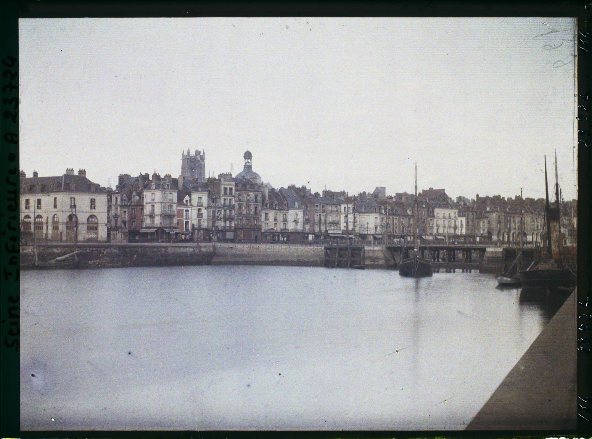 Image représentant Le Quai Duquesne et la tour de l'église Saint-Jacques