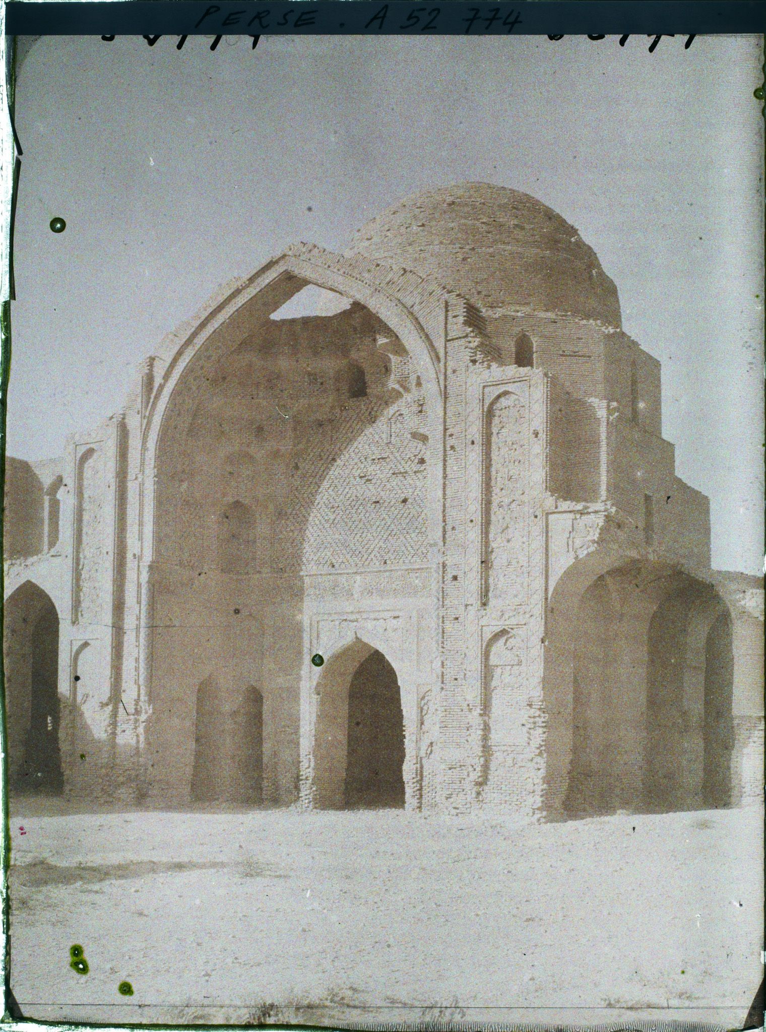 Image représentant La Masdjid-i-Djouma (Mosquée du Vendredi ou Grande mosquée, 1322), la coupole du mihrab