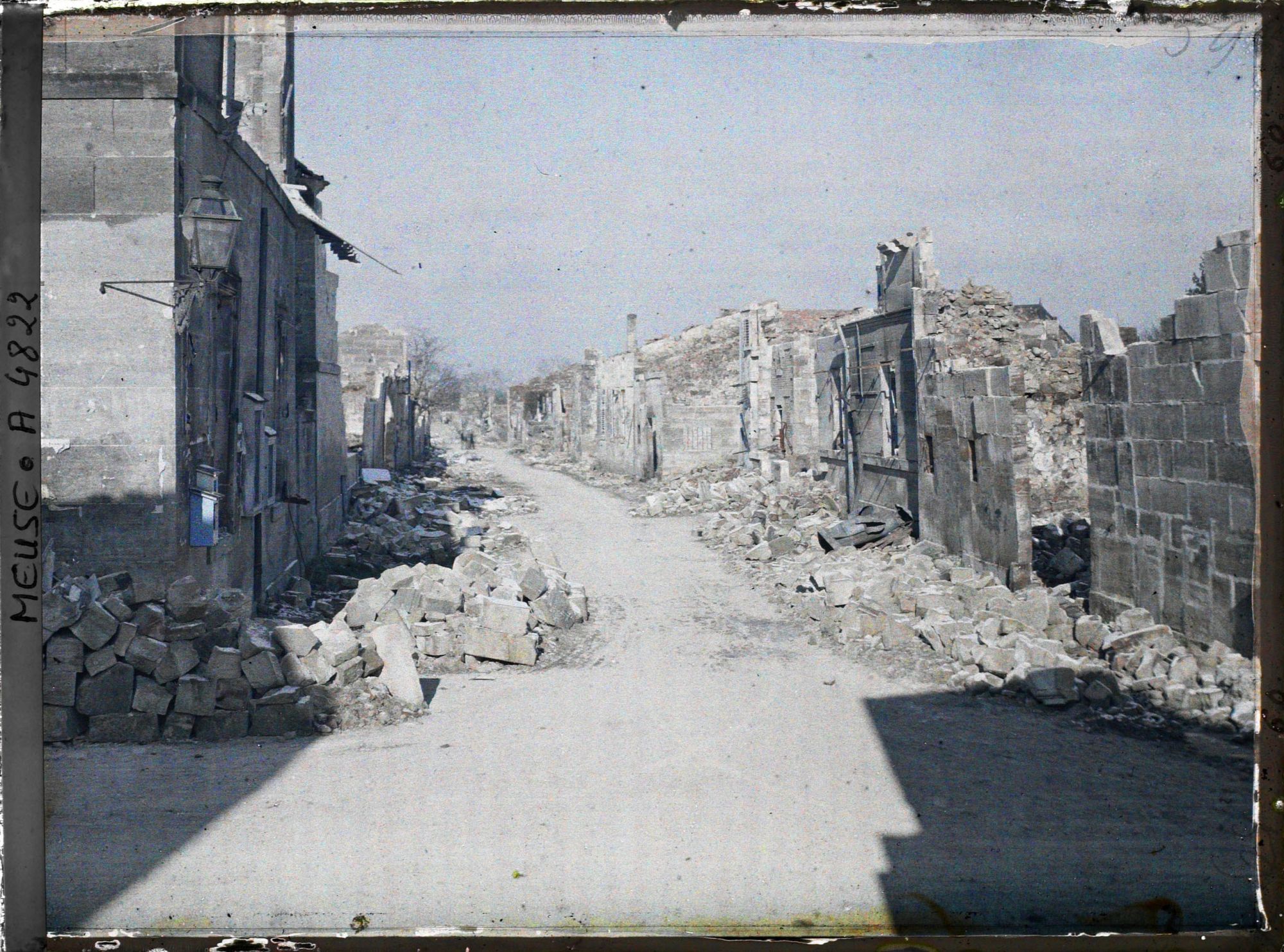 Image représentant Au coin de la ruelle qui conduit à l'église, à gauche la boîte aux lettres bleue sur la maison des écoles