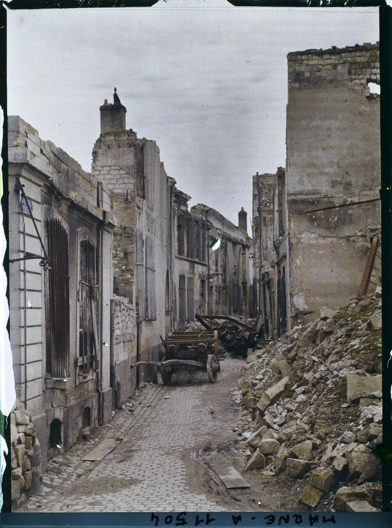 Image représentant La rue de la Grue encombrée de gravats