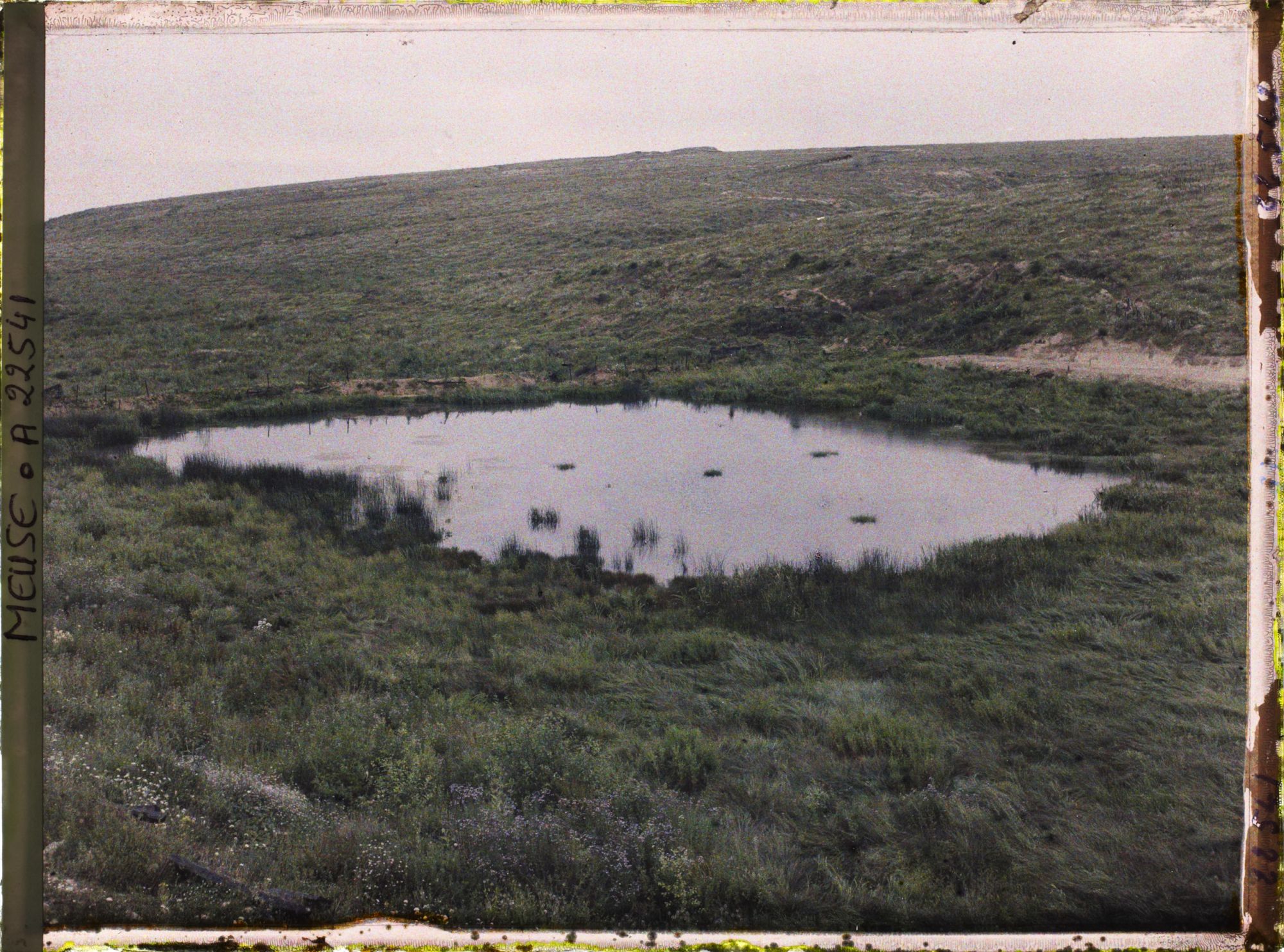 Image représentant France, Vaux, L'étang de Vaux dans le fond, le fort de Vaux