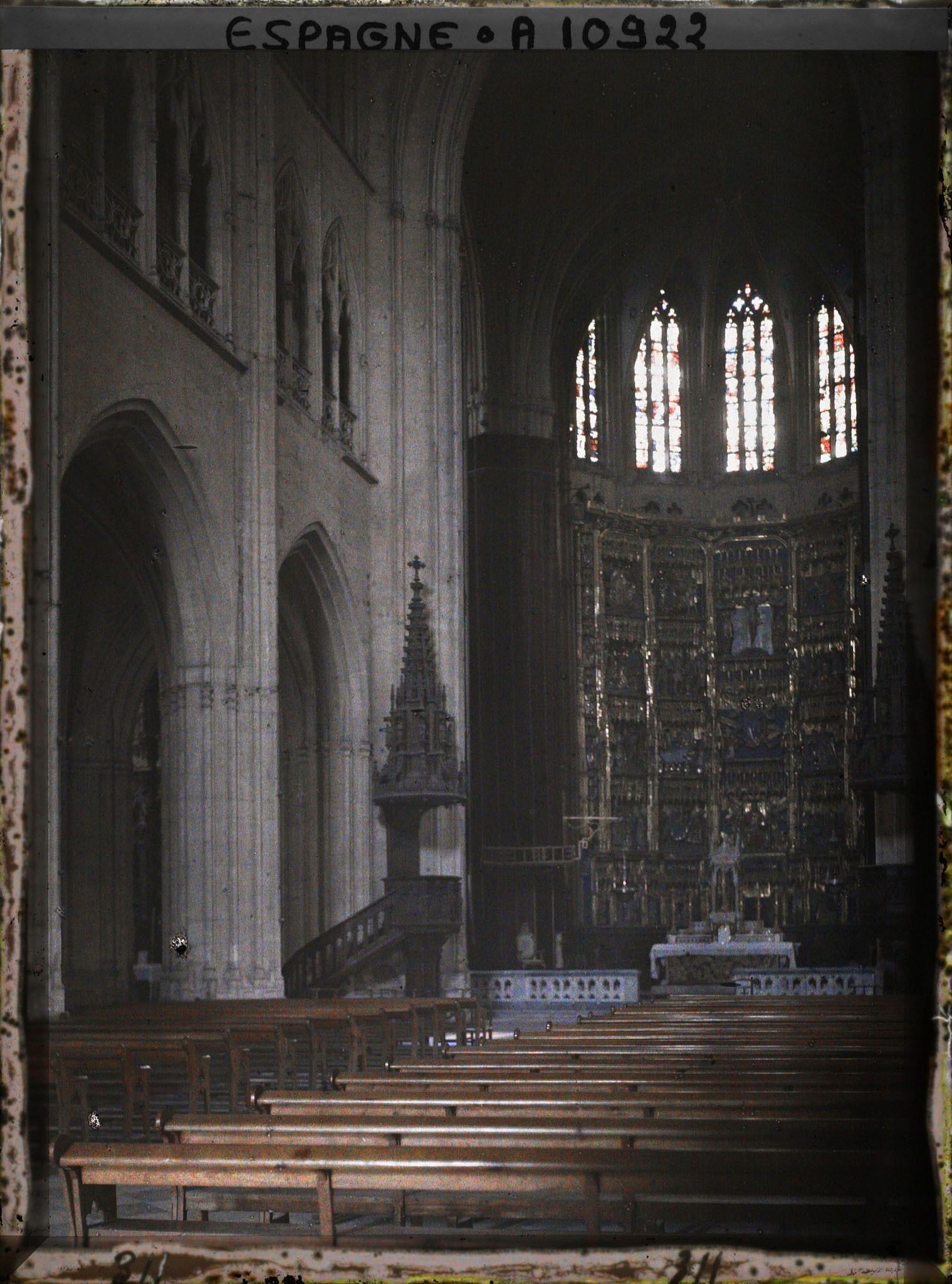 Image représentant Espagne, Oviedo, La nef centrale de la Cathédrale sans Coro ; dans le fond, la Capilla major.
