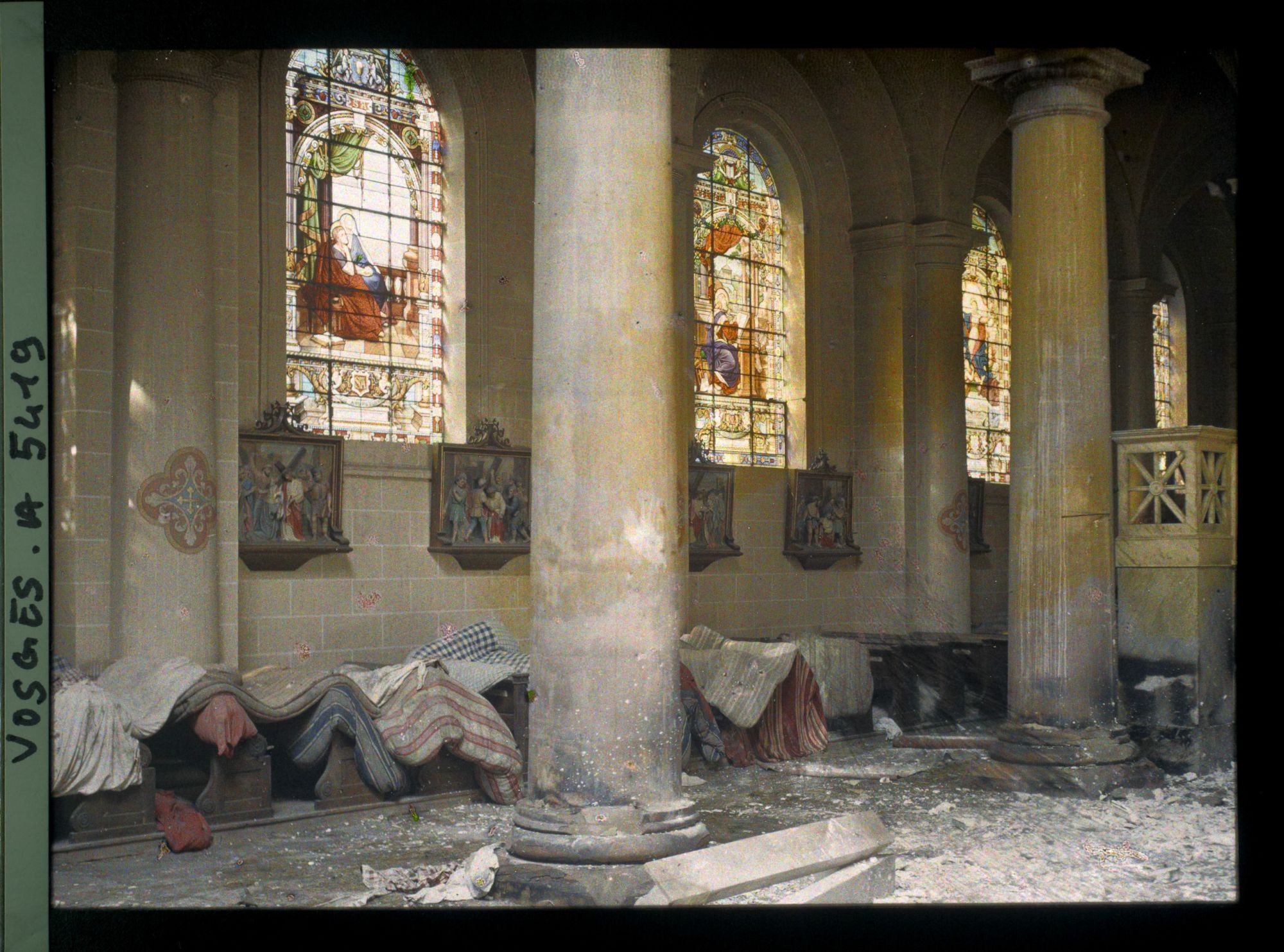 Image représentant Vitraux et matelas de la nef gauche de l'église