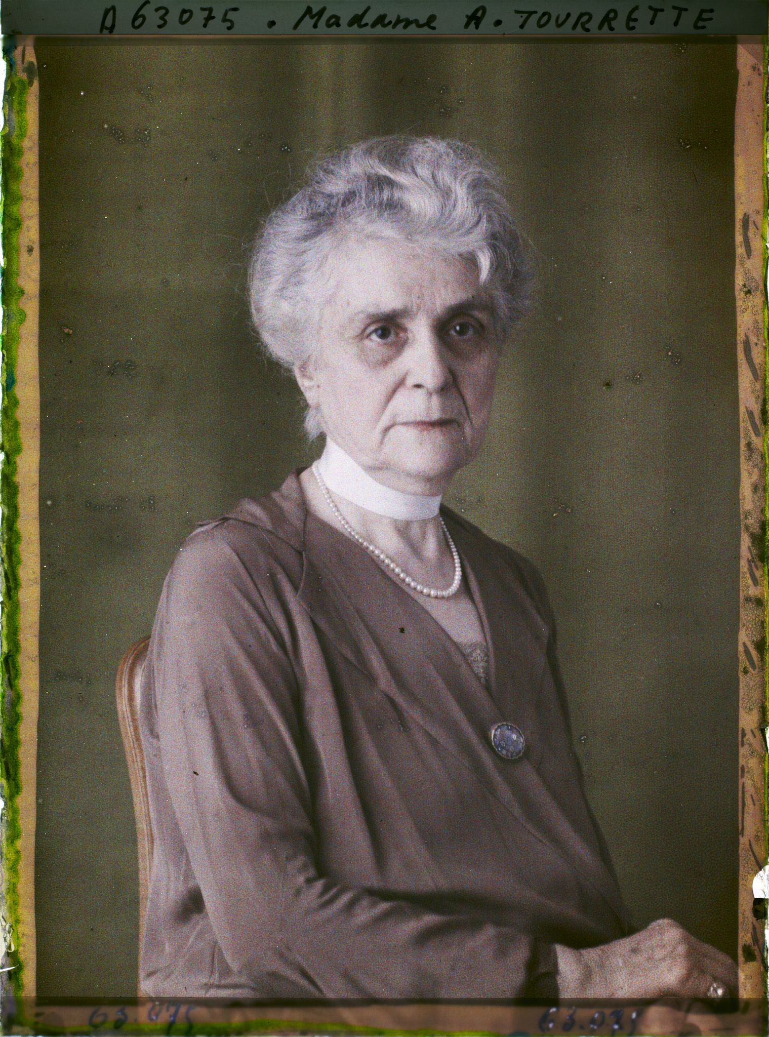 Image représentant https://musee-albert-kahn.s-museum.fr/home/NWQ2OTAwYzNmYjZlZTk1ZWQwODJmMjY4L2dlbmVyaWMtbm90aWNlLXRhYi9hdXRob3JpdHkvNjE3YTc5ZjVjZjhiODk2OGIzMzM3ZDIx/5d6900c3fb6ee95ed082f268/generic-notice-tab/authority/617a79ebcf8b8968b33378cf Madame A. Tourrette