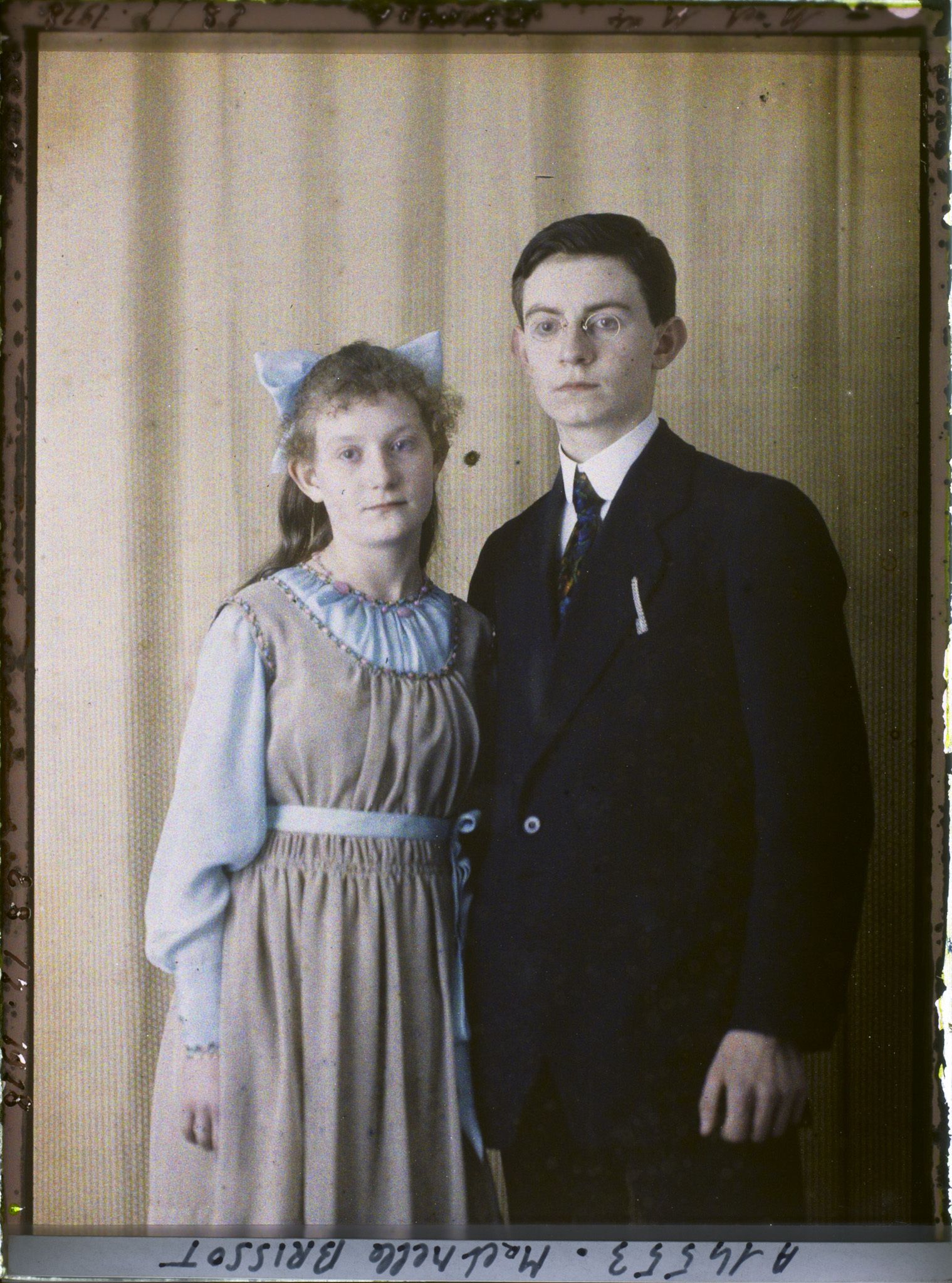 Image représentant https://musee-albert-kahn.s-museum.fr/home/NWQ2OTAwYzNmYjZlZTk1ZWQwODJmMjY4L2dlbmVyaWMtbm90aWNlLXRhYi9hdXRob3JpdHkvNjE3YTc5ZjVjZjhiODk2OGIzMzM3ZDIx/5d6900c3fb6ee95ed082f268/generic-notice-tab/authority/617a79ebcf8b8968b333698e Monsieur Brissot et sa  https://musee-albert-kahn.s-museum.fr/home/NWQ2OTAwYzNmYjZlZTk1ZWQwODJmMjY4L2dlbmVyaWMtbm90aWNlLXRhYi9hdXRob3JpdHkvNjE3YTc5ZjVjZjhiODk2OGIzMzM3ZDIx/5d6900c3fb6ee95ed082f268/generic-notice-tab/authority/617a79ebcf8b8968b333698f soeur