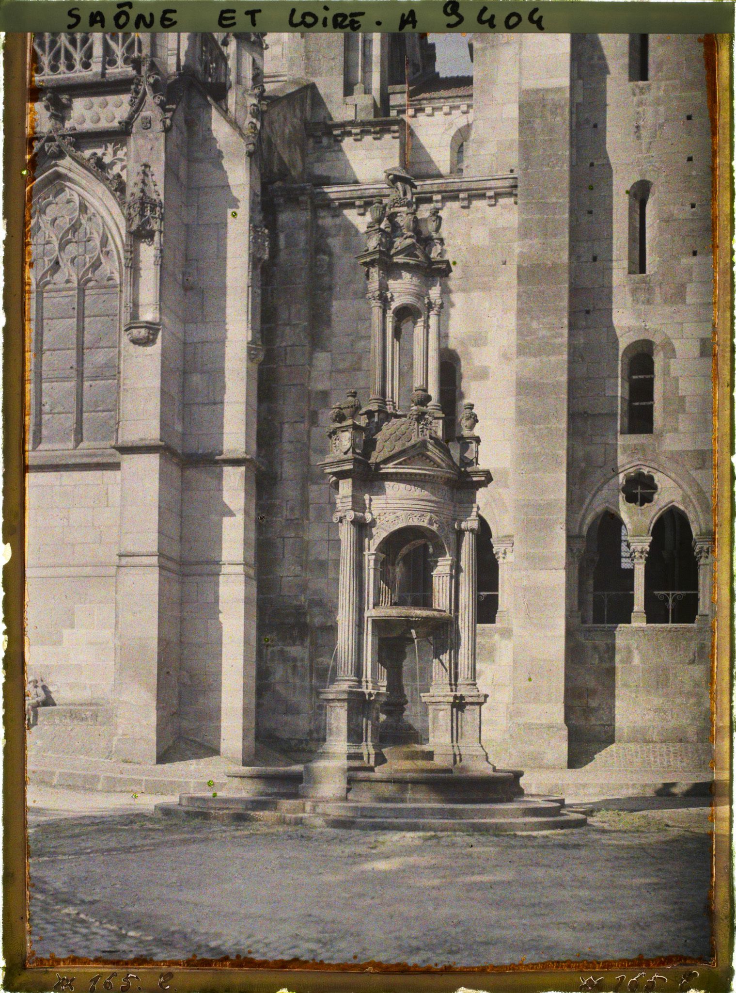 Image représentant La fontaine Saint-Lazare devant la cathédrale, place Saint-Louis