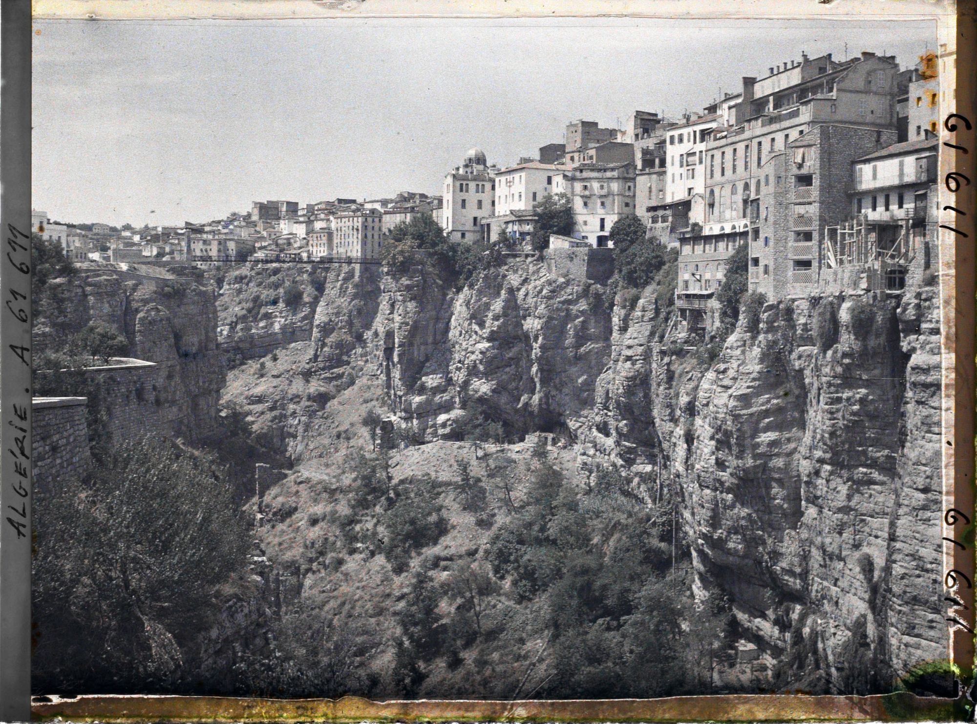 Image représentant Algérie, Constantine, Le Rhumel et maisons de la rive gauche
