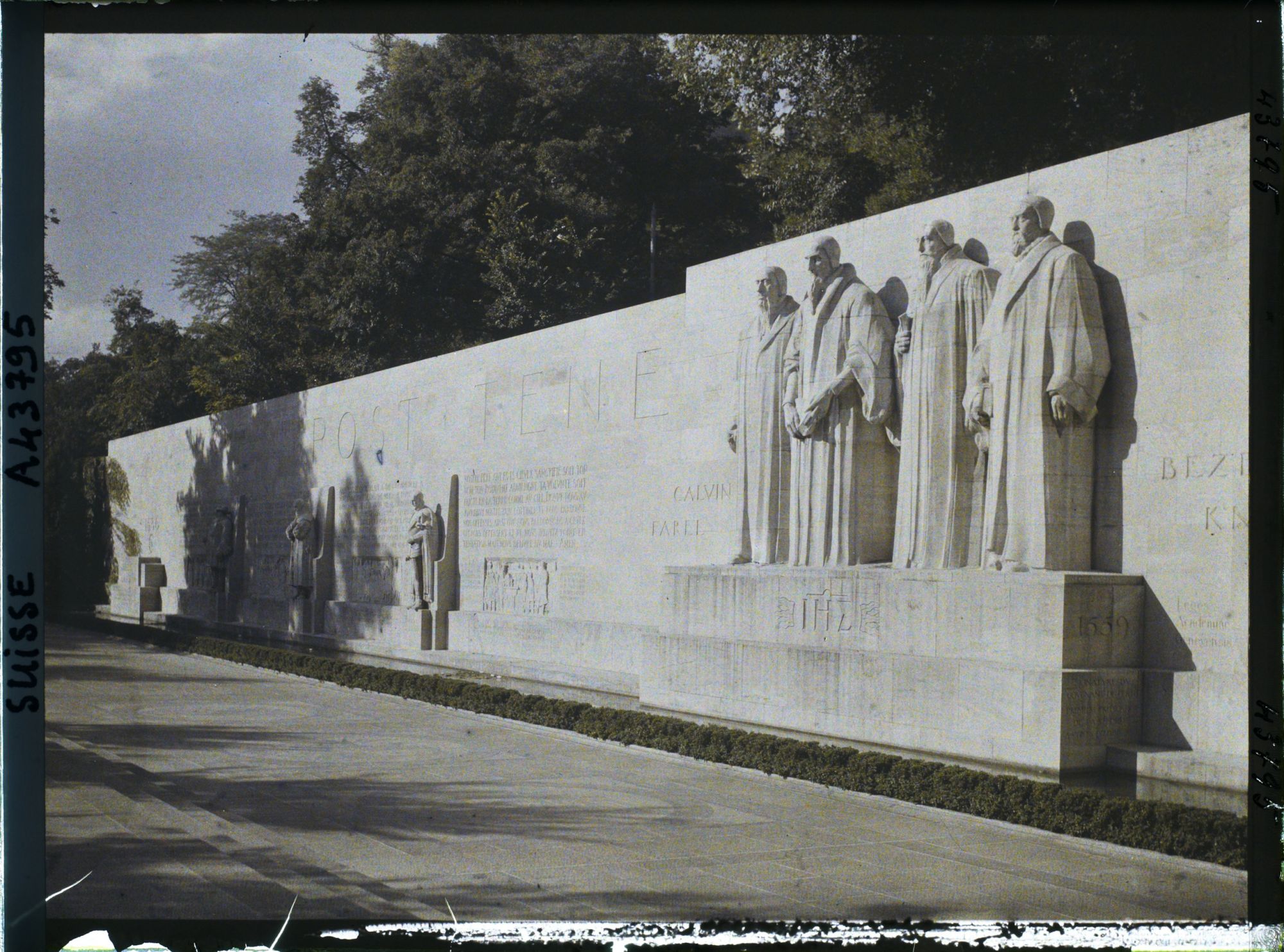 Image représentant Le Mur des Réformateurs dans le parc des Bastions