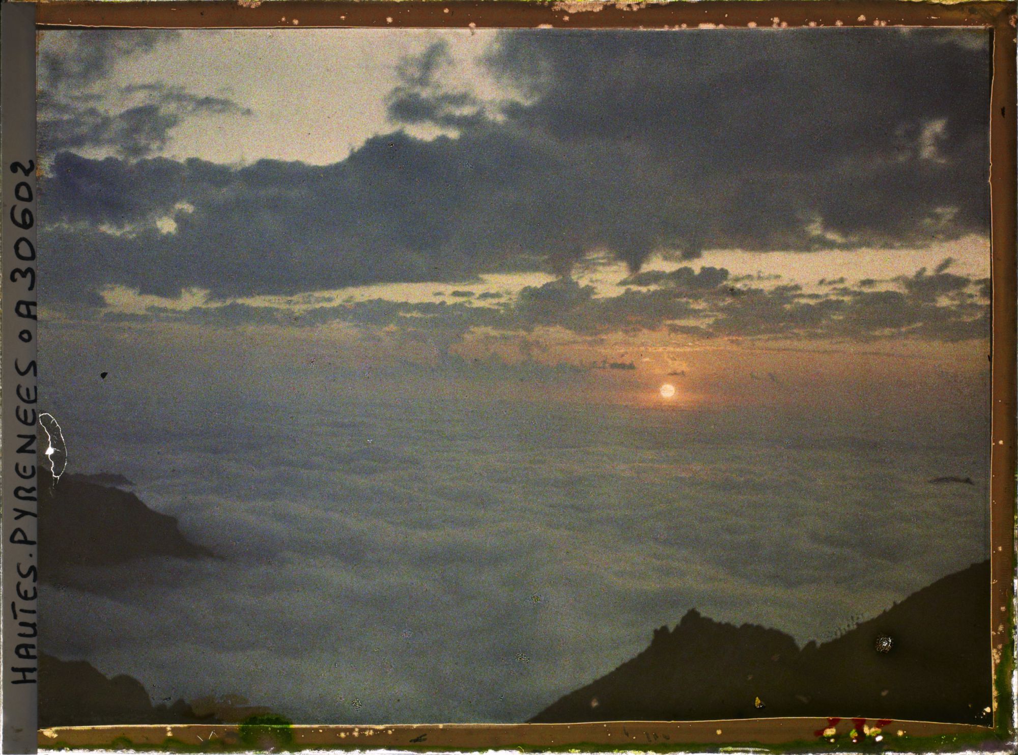 Image représentant France, Le Coucher de Soleil sur la mer de nuages