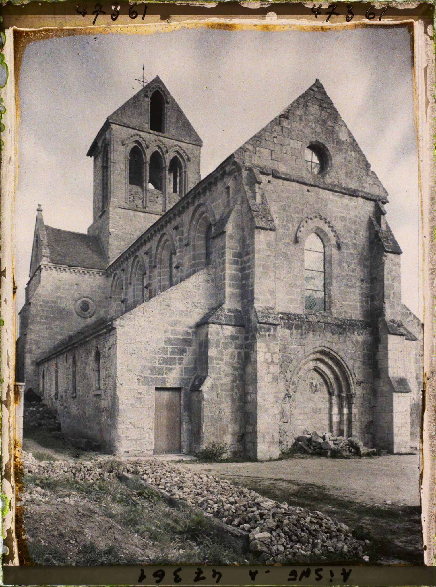 Image représentant France, Bourg et Comin, Façade de l'Eglise