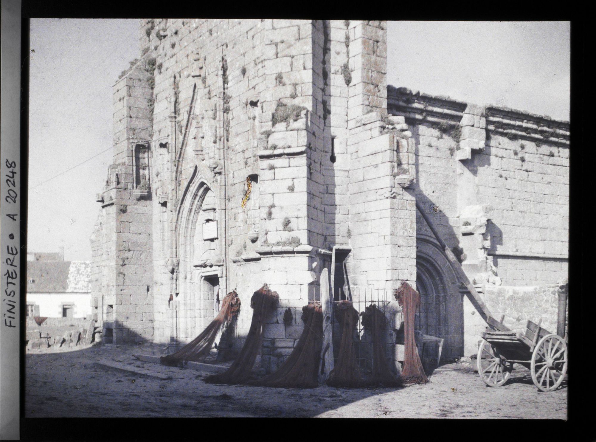 Image représentant Des filets de pêche ou chaluts, accrochés près du portail de l'église Sainte-Thumette