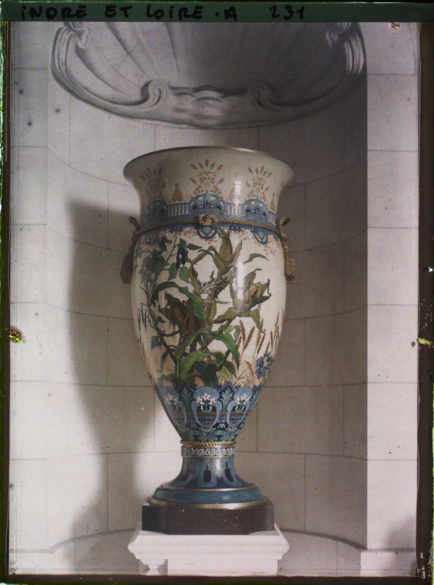 Image représentant Vase disposé dans un couloir de l'hôtel de ville