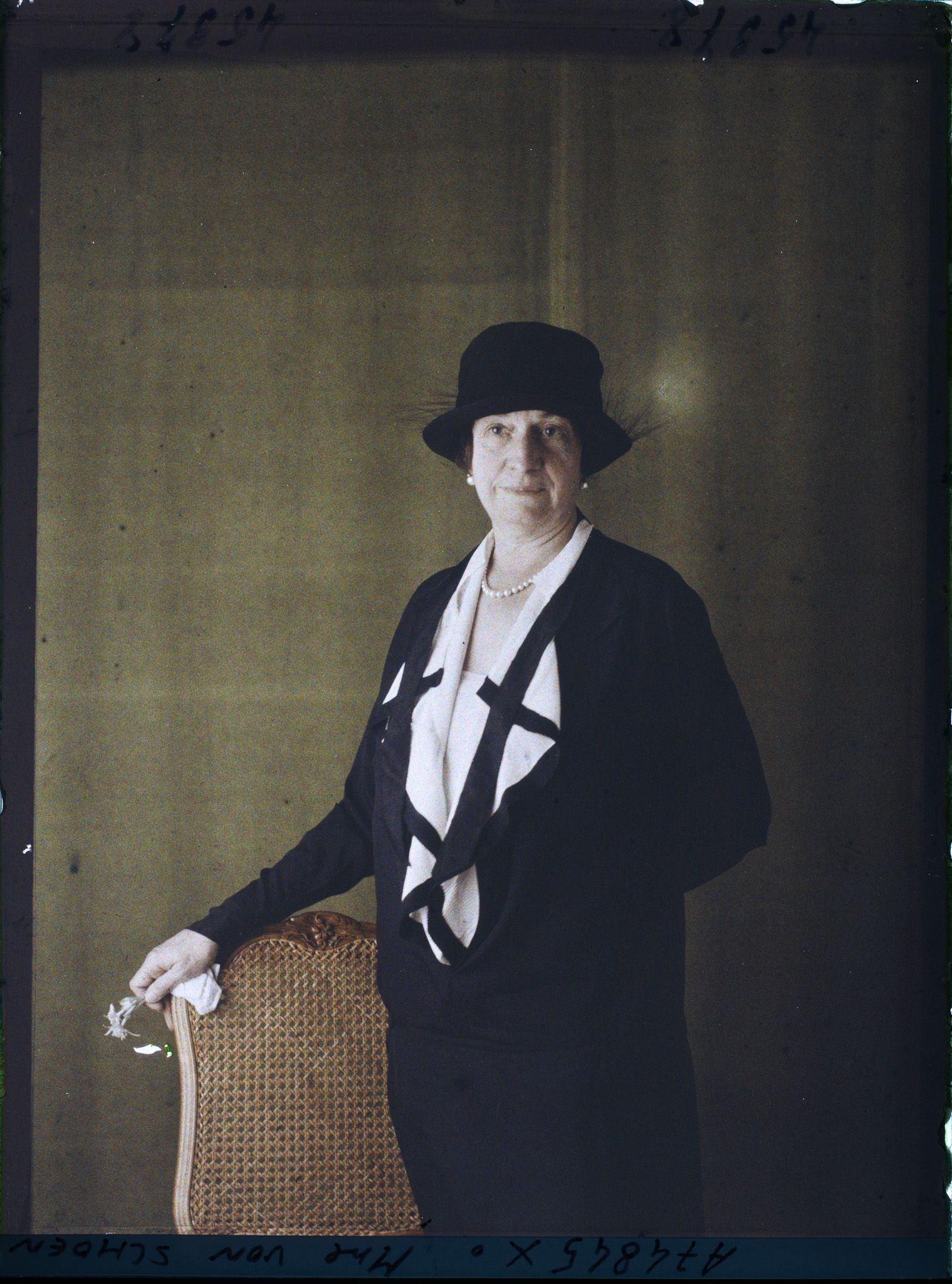 Image représentant La baronne  https://musee-albert-kahn.s-museum.fr/home/NWQ2OTAwYzNmYjZlZTk1ZWQwODJmMjY4L2dlbmVyaWMtbm90aWNlLXRhYi9hdXRob3JpdHkvNjE3YTc5ZjVjZjhiODk2OGIzMzM3ZDIx/5d6900c3fb6ee95ed082f268/generic-notice-tab/authority/617a79ebcf8b8968b333665a Bertha von Schoën