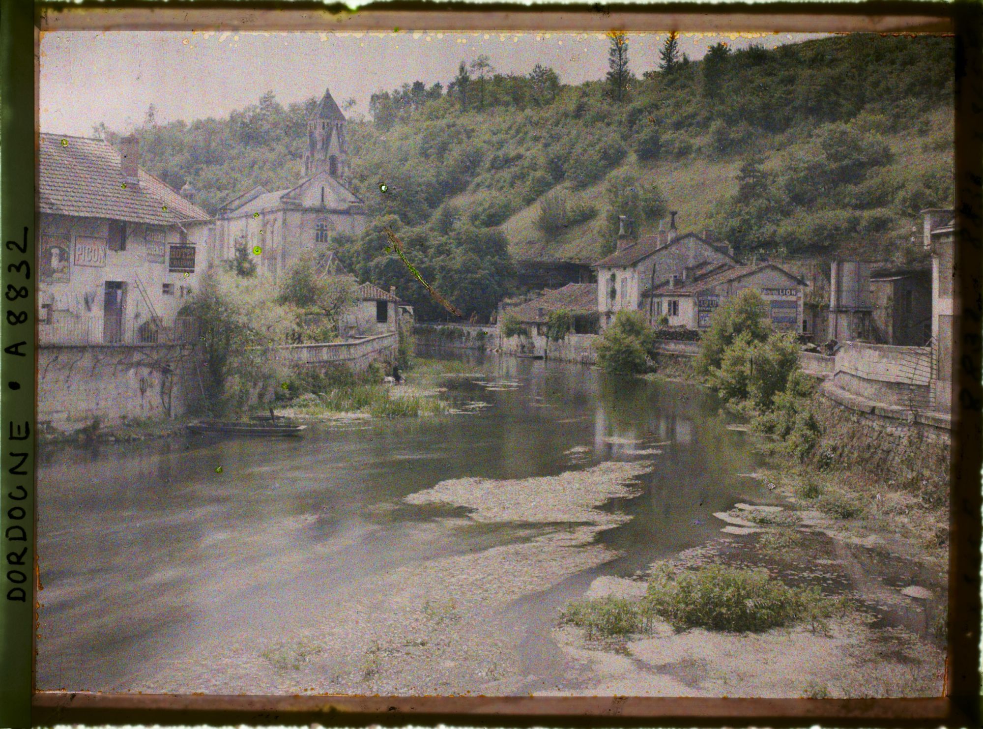 Image représentant France, Brantôme, Les bords de la Dronne et ses plantes aquatiques, dans le fond le clocher romano-bysantin