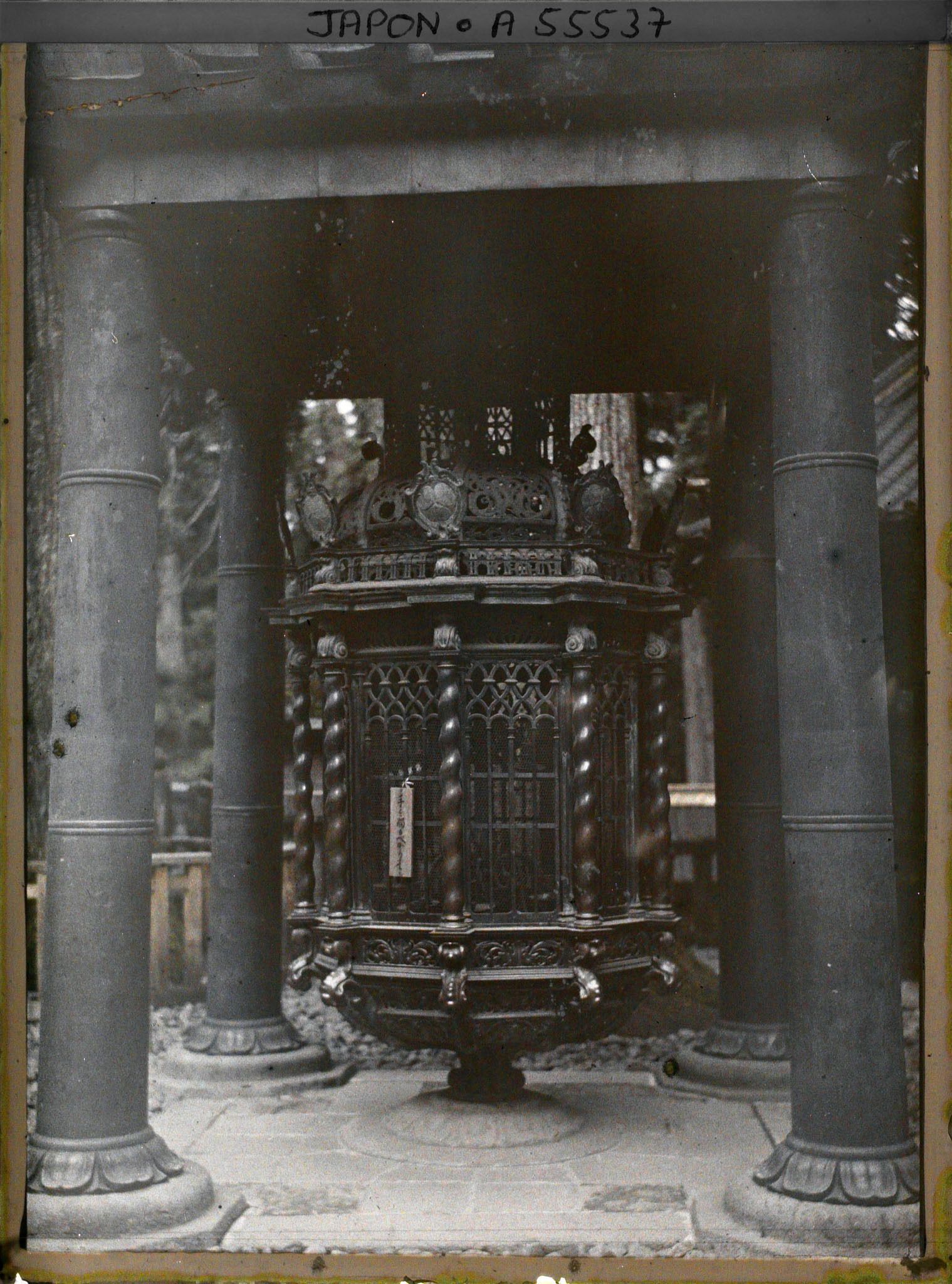 Image représentant La lanterne de bronze tournante (Kairen tôrô) du sanctuaire Tôshôgû