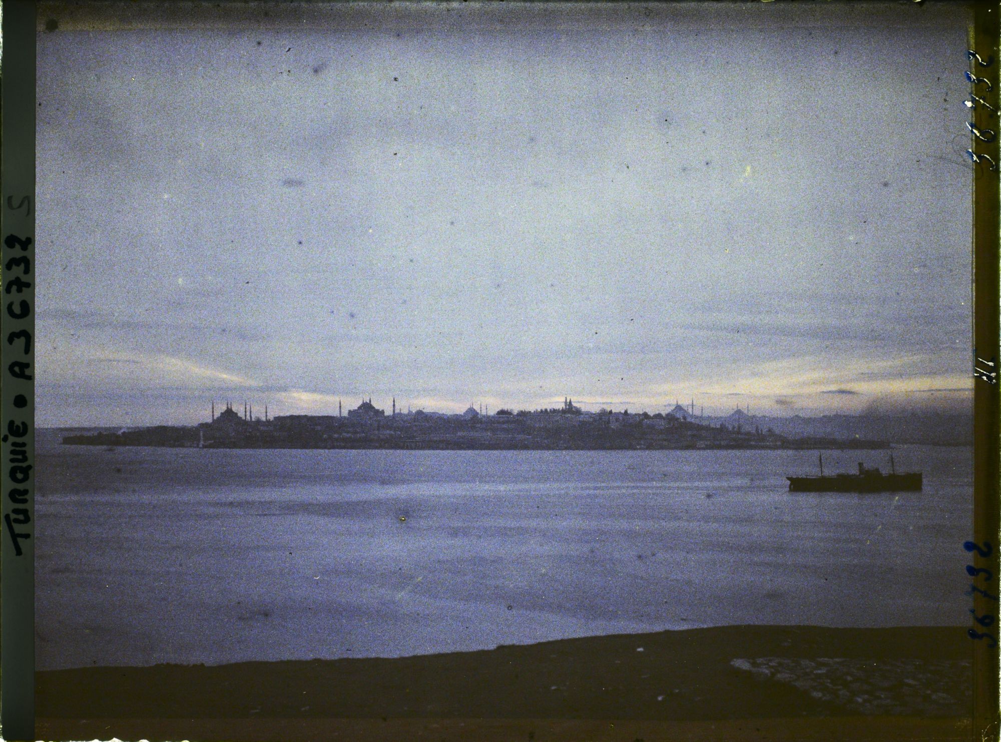 Image représentant Turquie, Scutari d'Asie, Coucher de Soleil s/ Stamboul