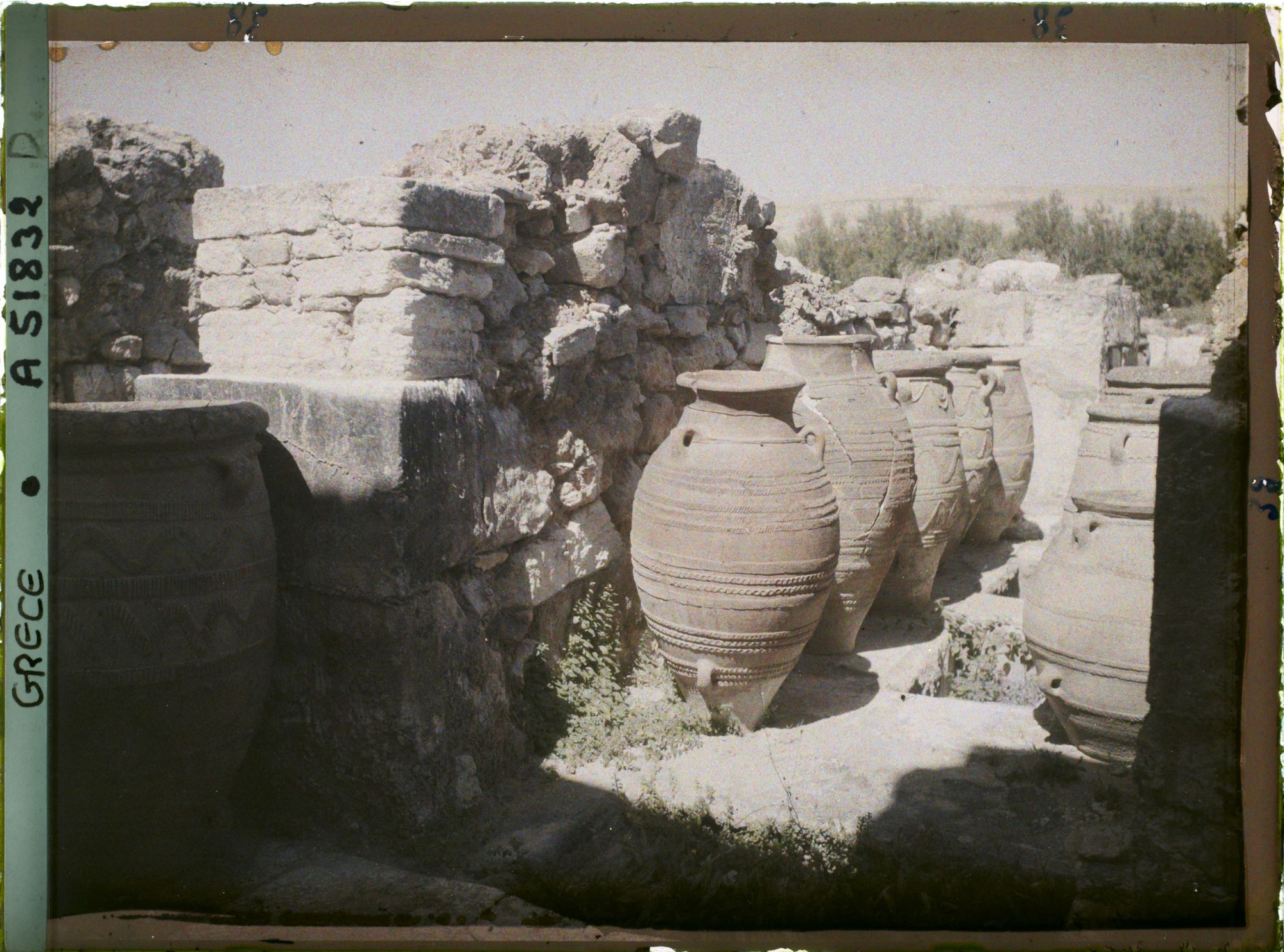 Image représentant Pithos (jarres) alignés dans l'un des magasins du Palais