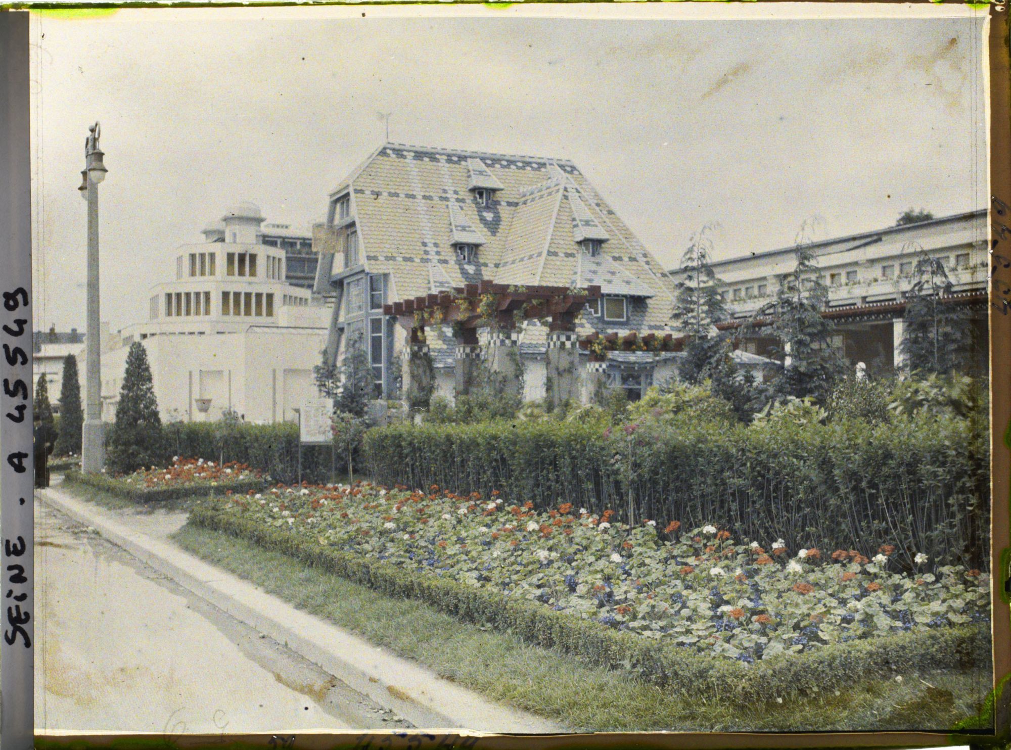 Image représentant L'Exposition des arts décoratifs, le Pavillon de Mulhouse, sur l'esplanade des Invalides