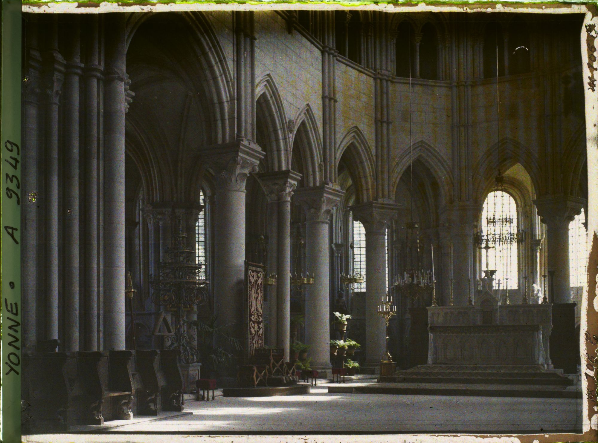 Image représentant France, Vézelay, La Madeleine, le choeur reconstruit au début du XIIIe S.