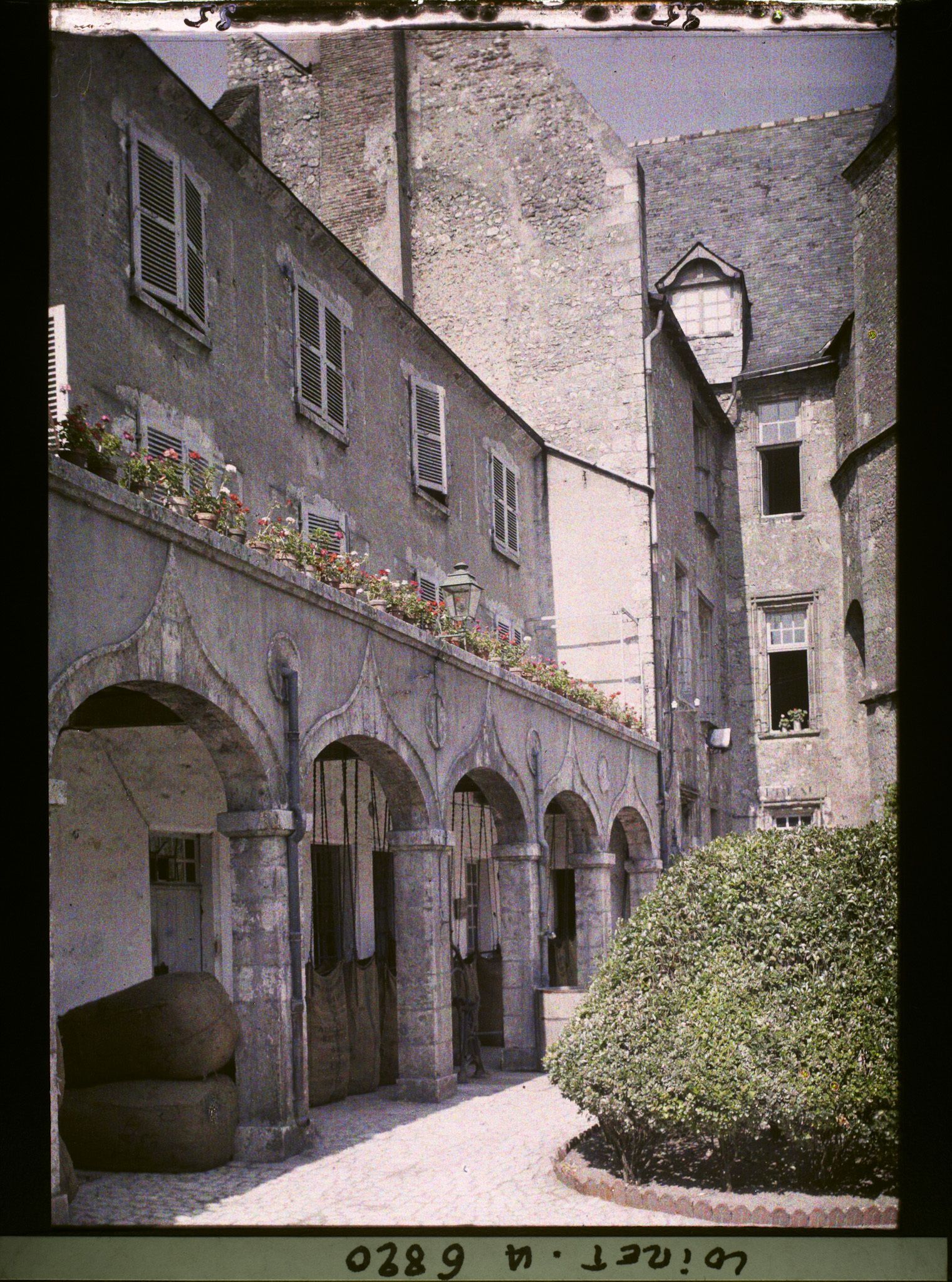 Image représentant La cour intérieur du dépôt, ancien château de Beaugency, résidence de Jean de Dunois, dit le Batard d'Orléans