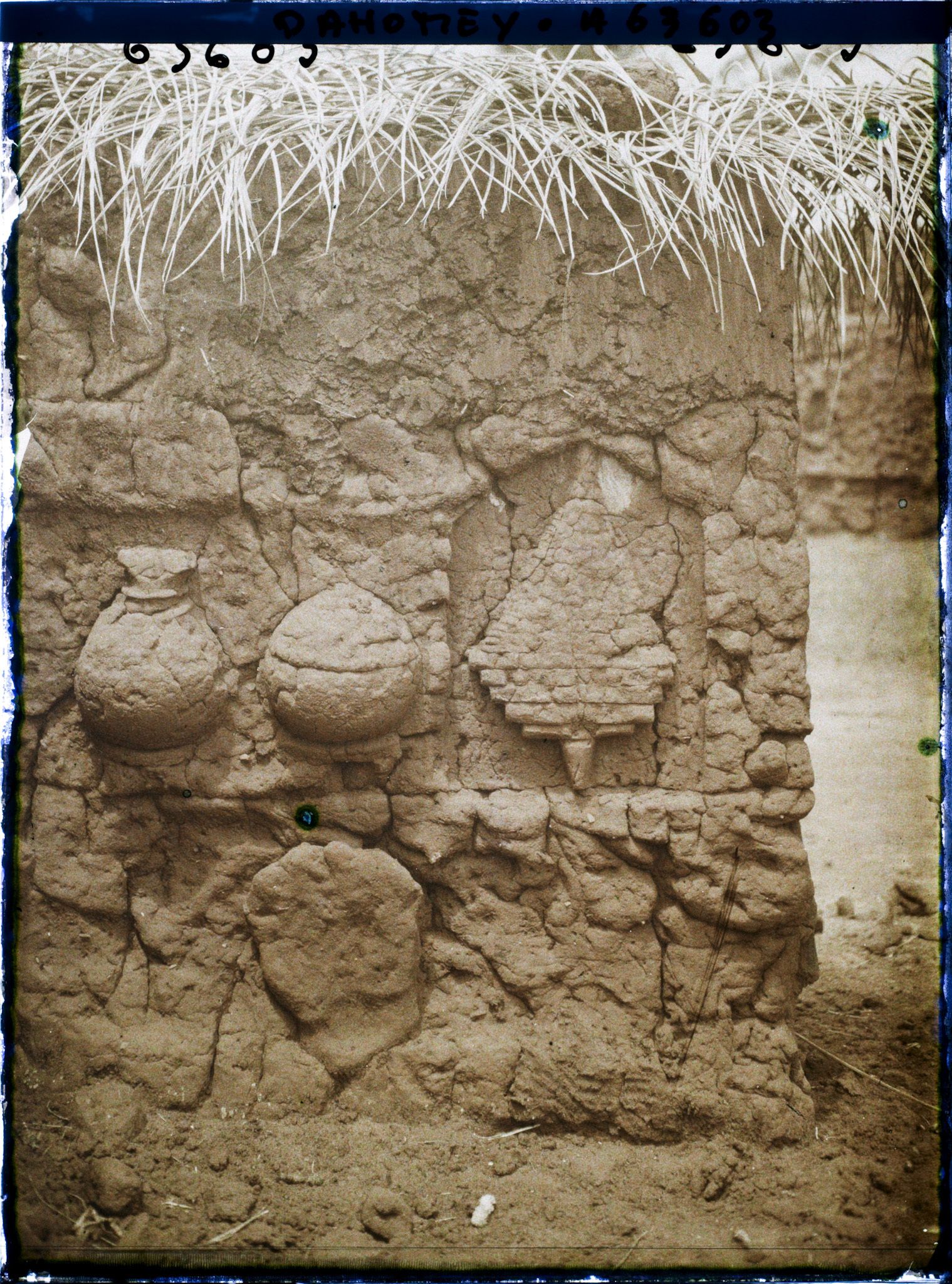 Image représentant Bas-relief d'une résidence du quartier de Gbécon-Hounli, non loin du palais princier de Guézo, motif de jarres et d'écheveau