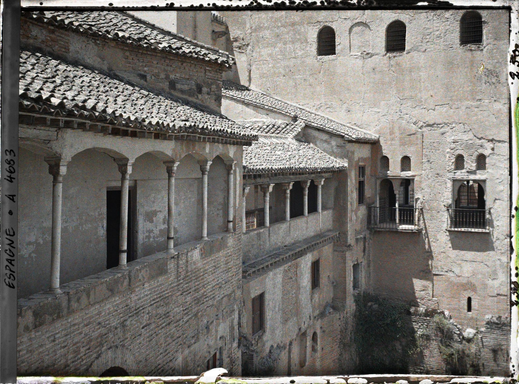 Image représentant Alhambra : extérieur des Palais Nasrides, la tour de Comares et les galeries de la salle de las dos Hermanas (?)