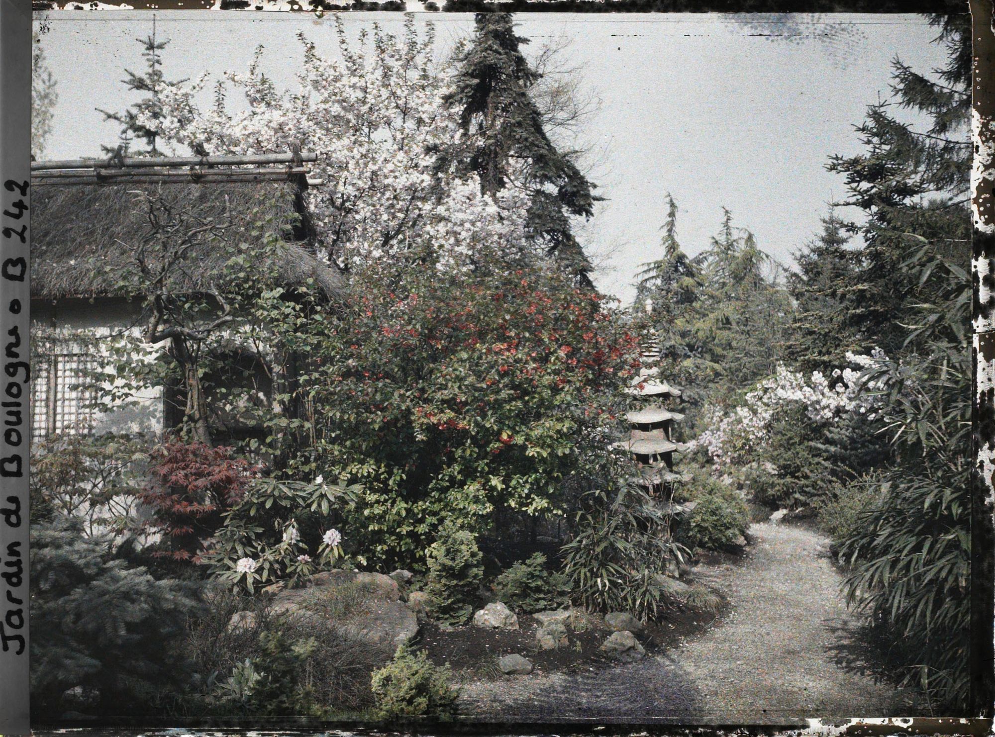Image représentant Pagode miniature située à l'est de la maison de thé du " village japonais "