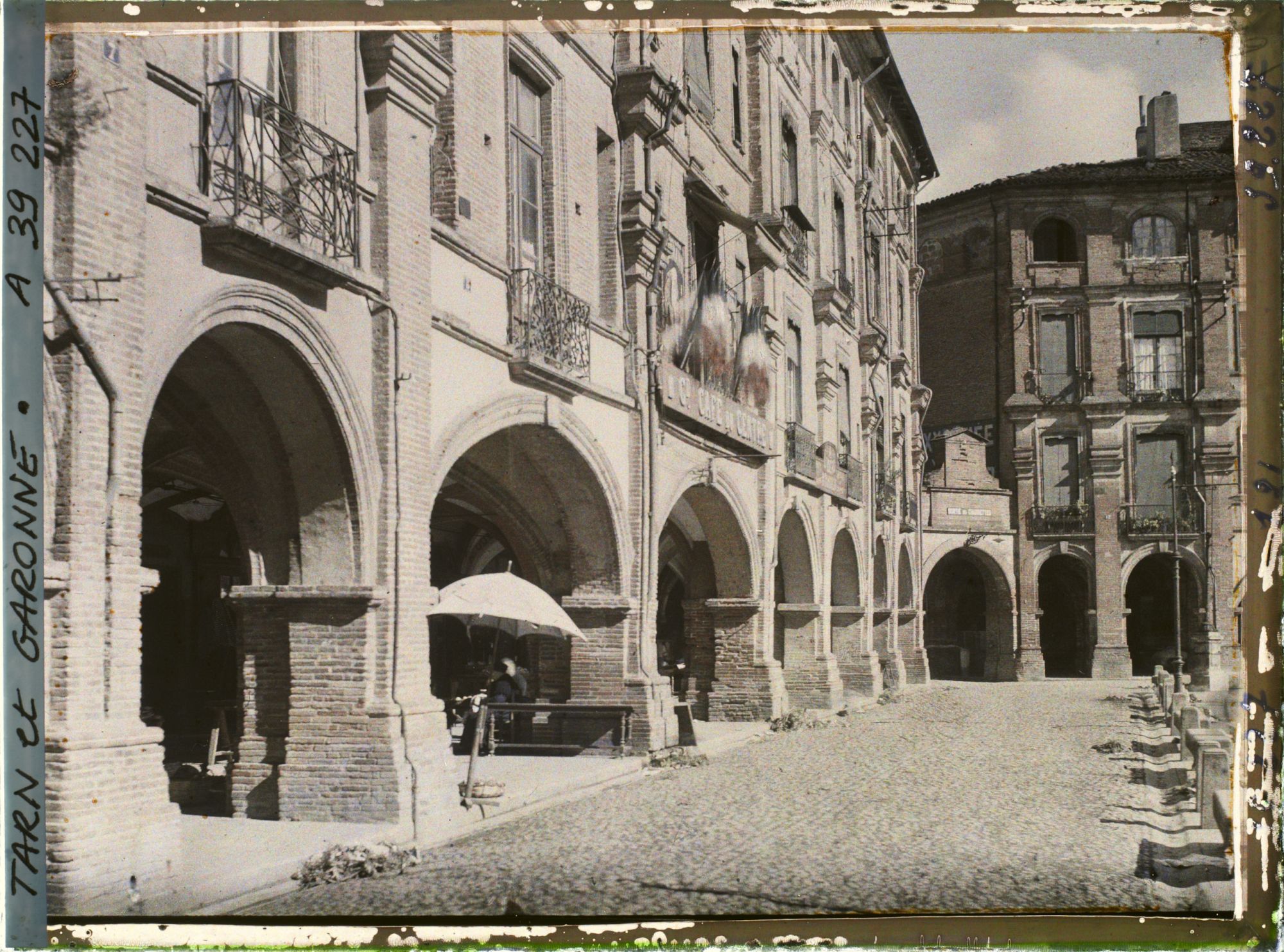 Image représentant La café du Centre sur la place Nationale