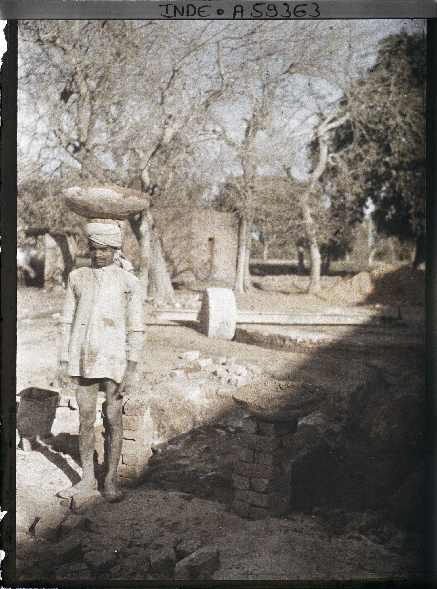 Image représentant Fabrication de brique sur le chantier de construction de la mosquée