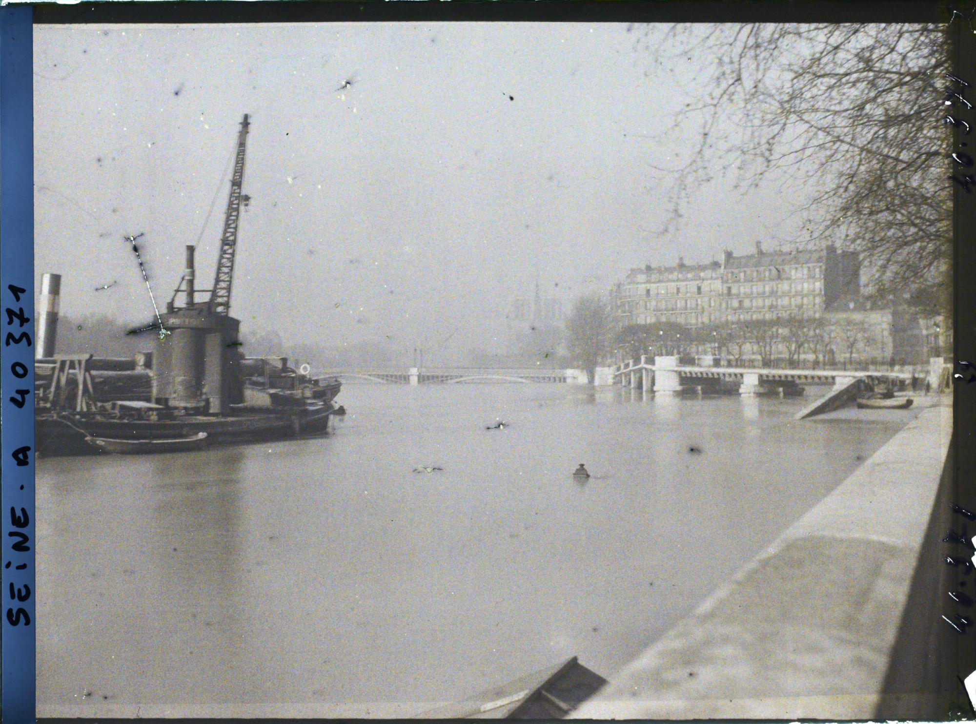 Image représentant La Seine en crue, port Henri IV en direction du pont de Sully