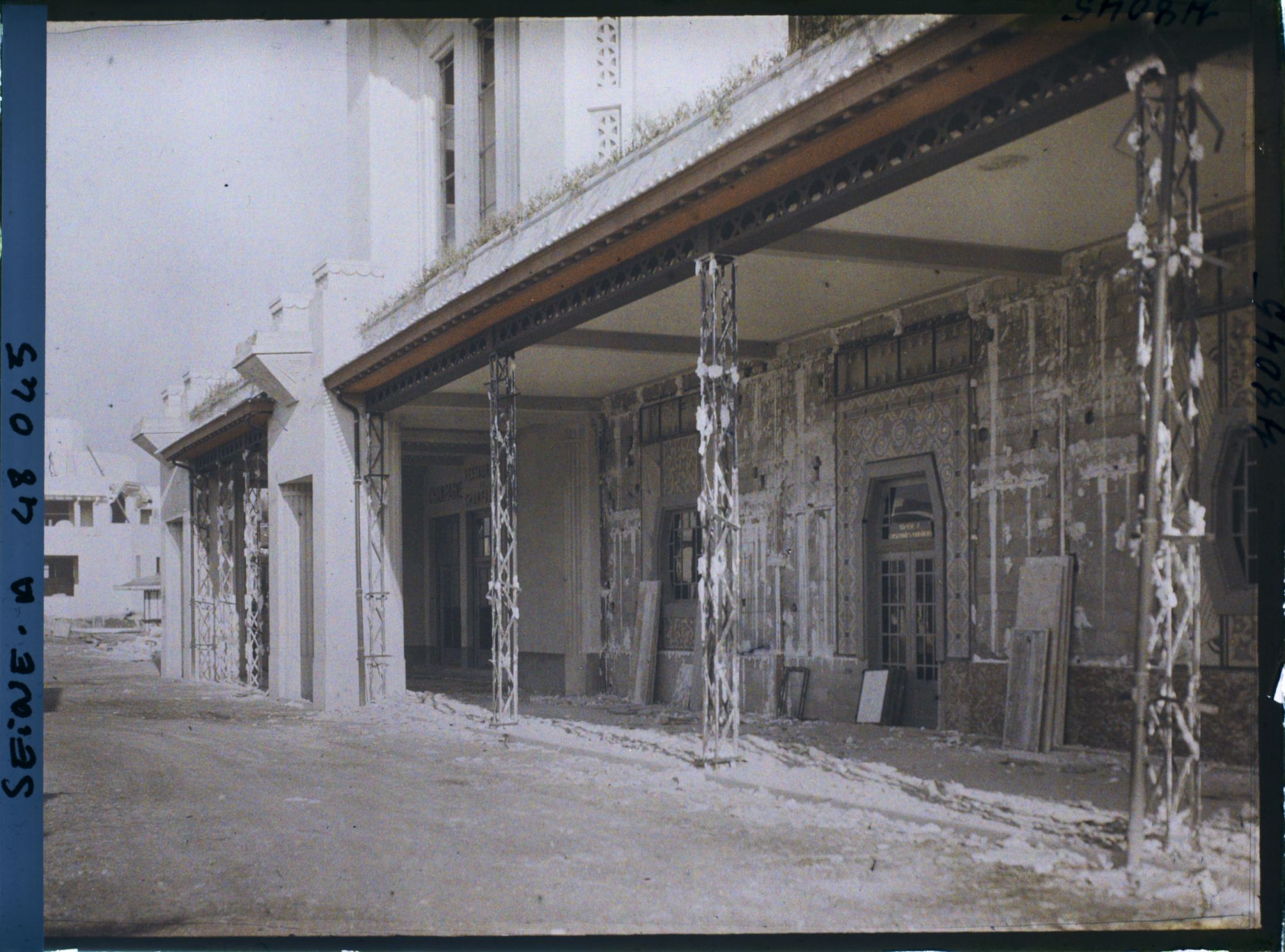 Image représentant L'exposition des arts décoratifs, démolition de la galerie de la section française sur l'esplanade des Invalides