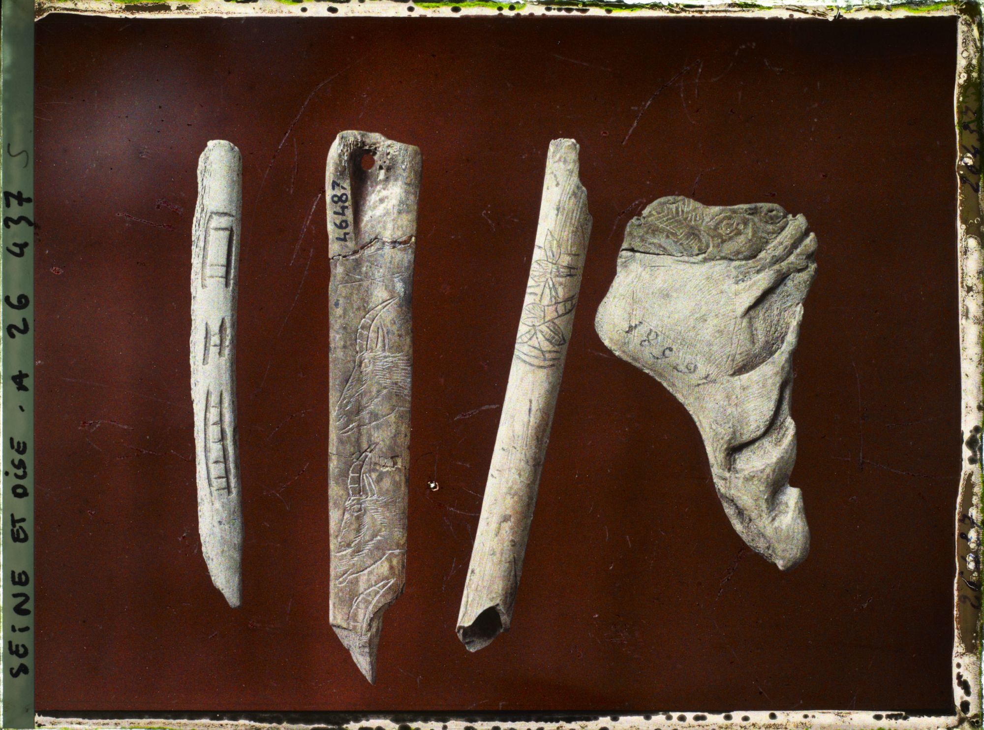 Image représentant France, St Germain-en-Laye, Musée : Fragment de propulseur (Bison) Mas d'Azil 46381 - Os d'oiseau avec gravure représentant des fleurs (M. d'Azil France, St Germain-en-Laye, Musée : 47354 Pendeloque avec trou le Suspension grave de Mas d'Azil, 3 têtes de Bouquetins 46487, fragm de pointe avec marques de propriété (Mas d'Azil 47421.