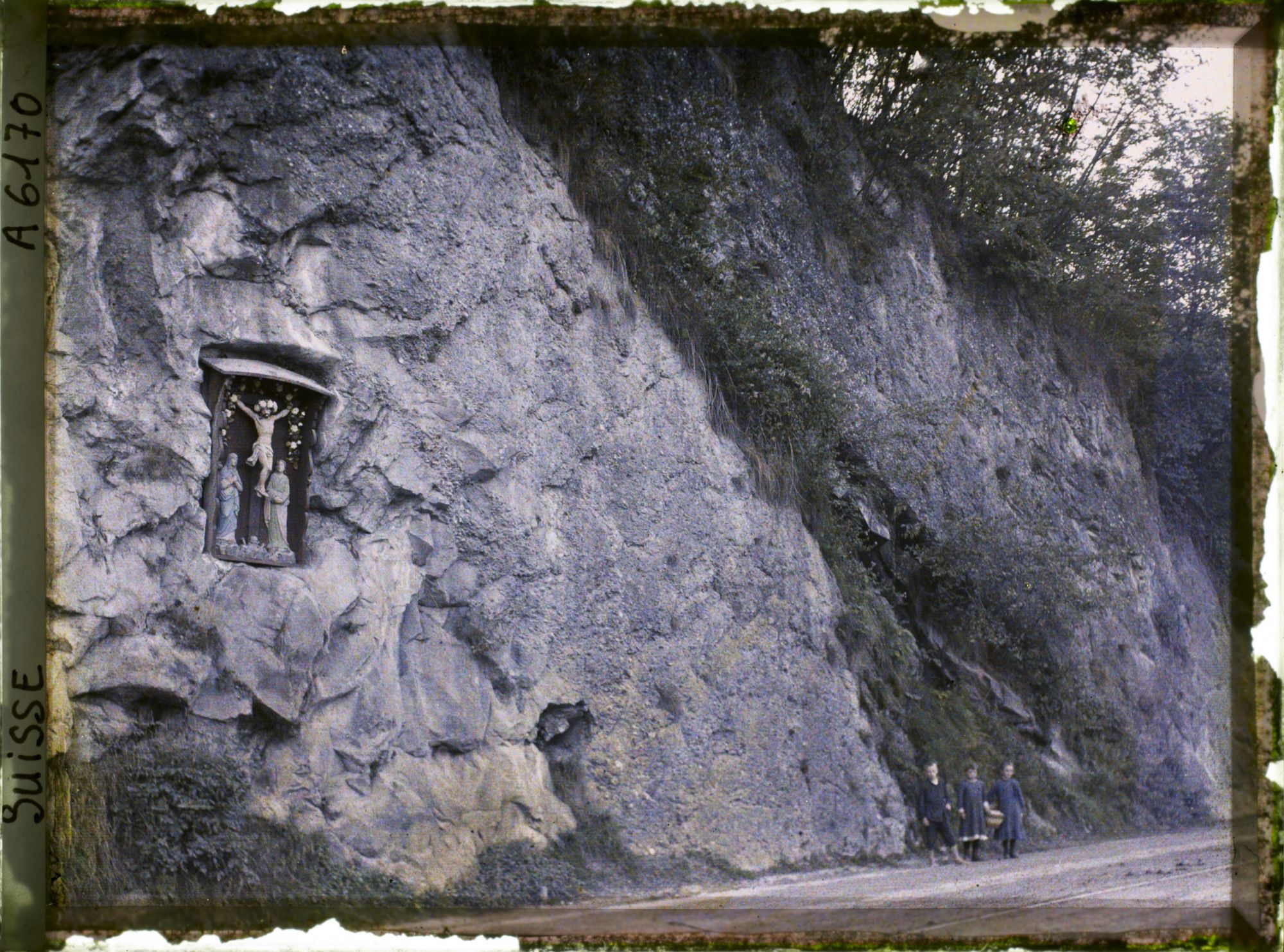 Image représentant Trois enfants posent sur une route entre Hofstetten-Flüh et Metzerlen-Mariastein